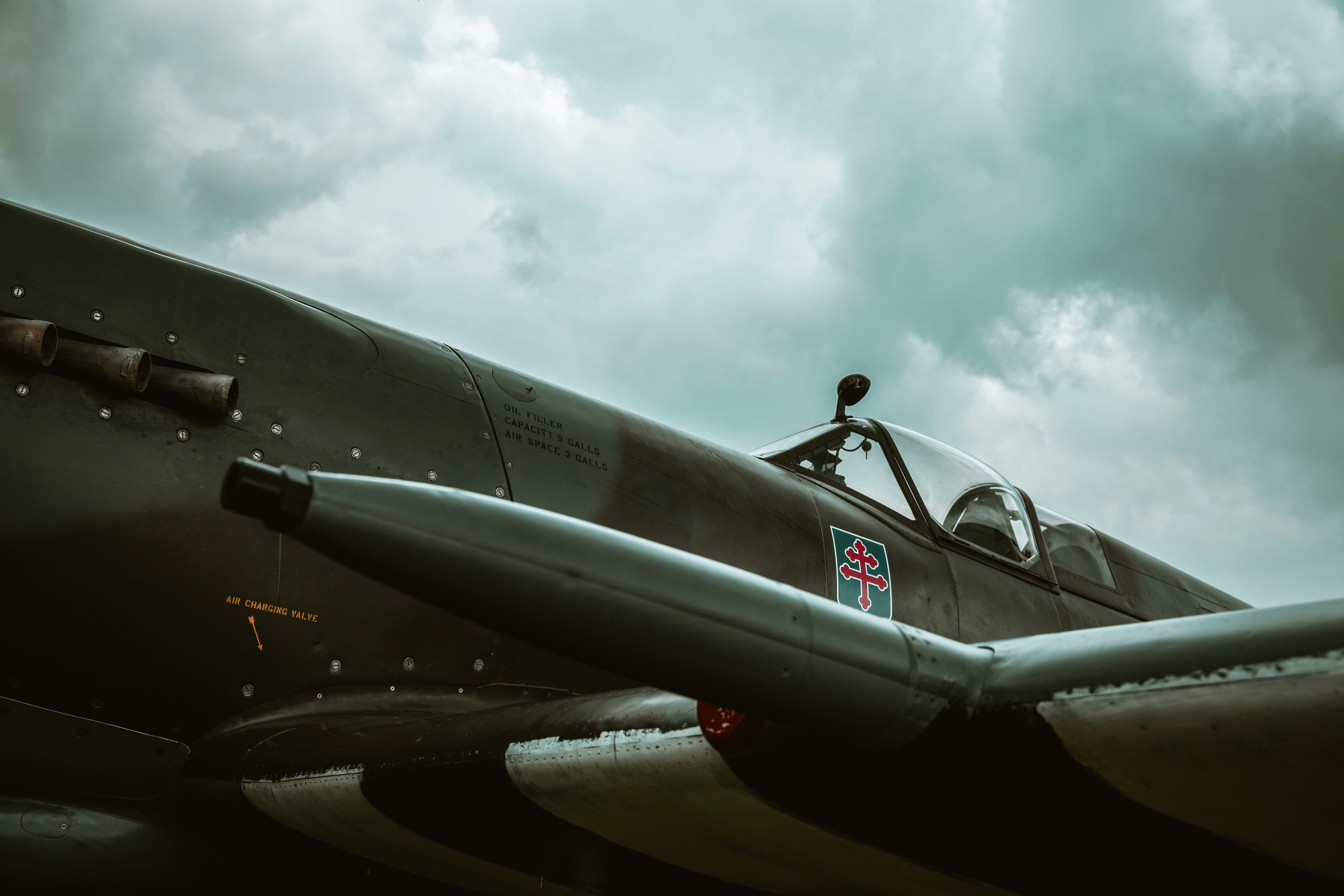 Eine Nahaufnahme der Nase eines Flugzeugs