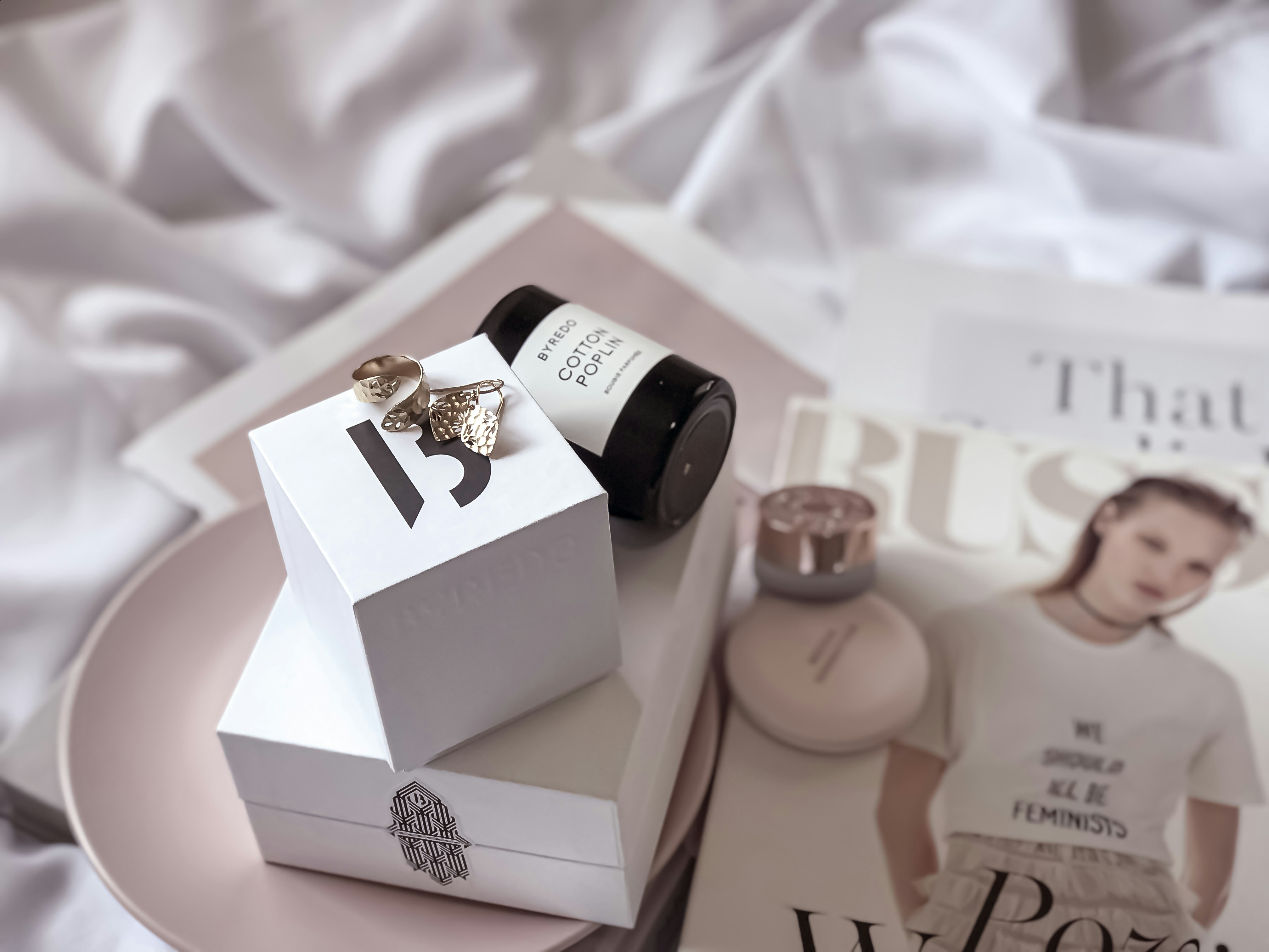 Un frasco de perfume encima de una revista