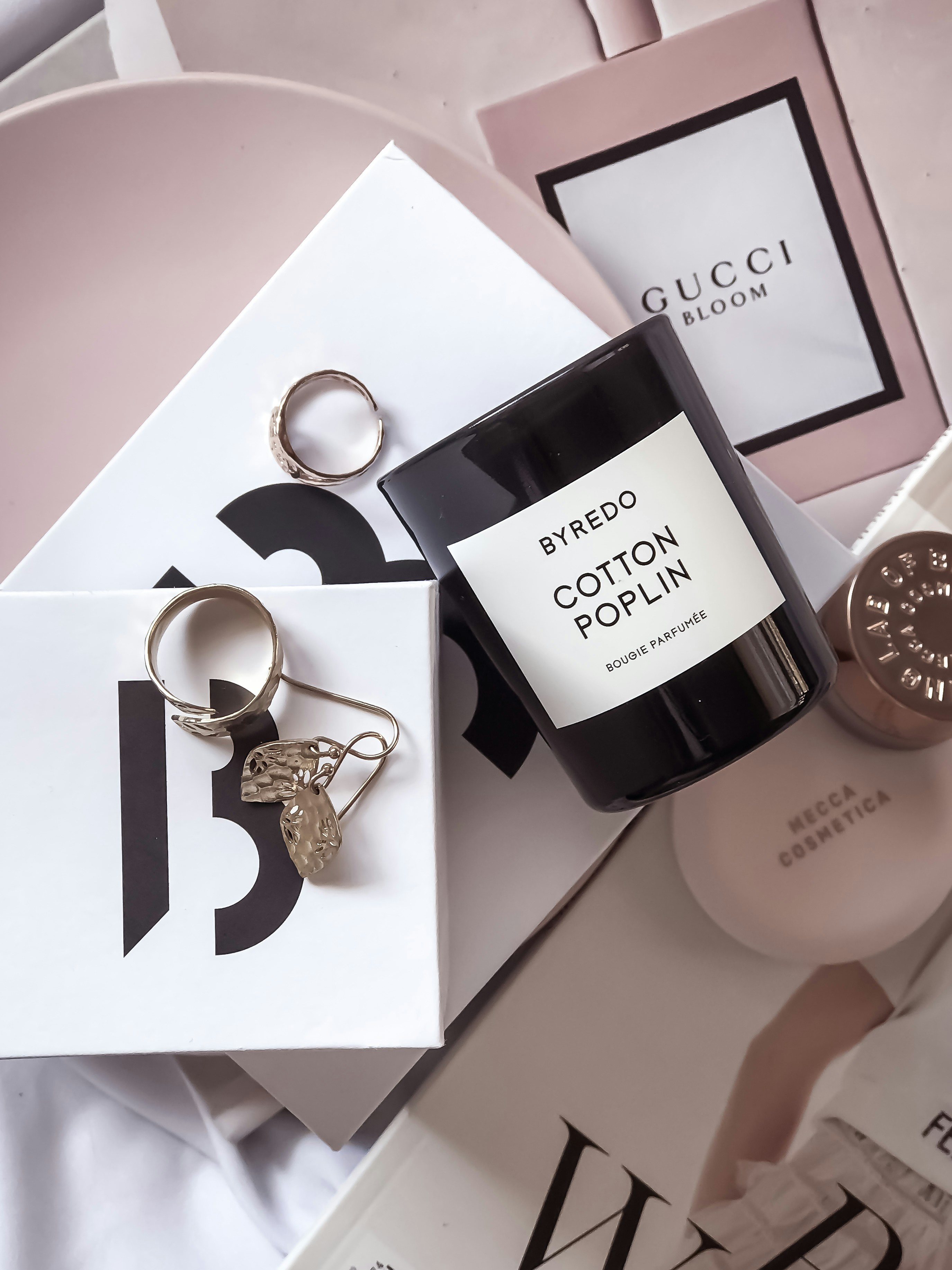 un frasco de perfume encima de una mesa