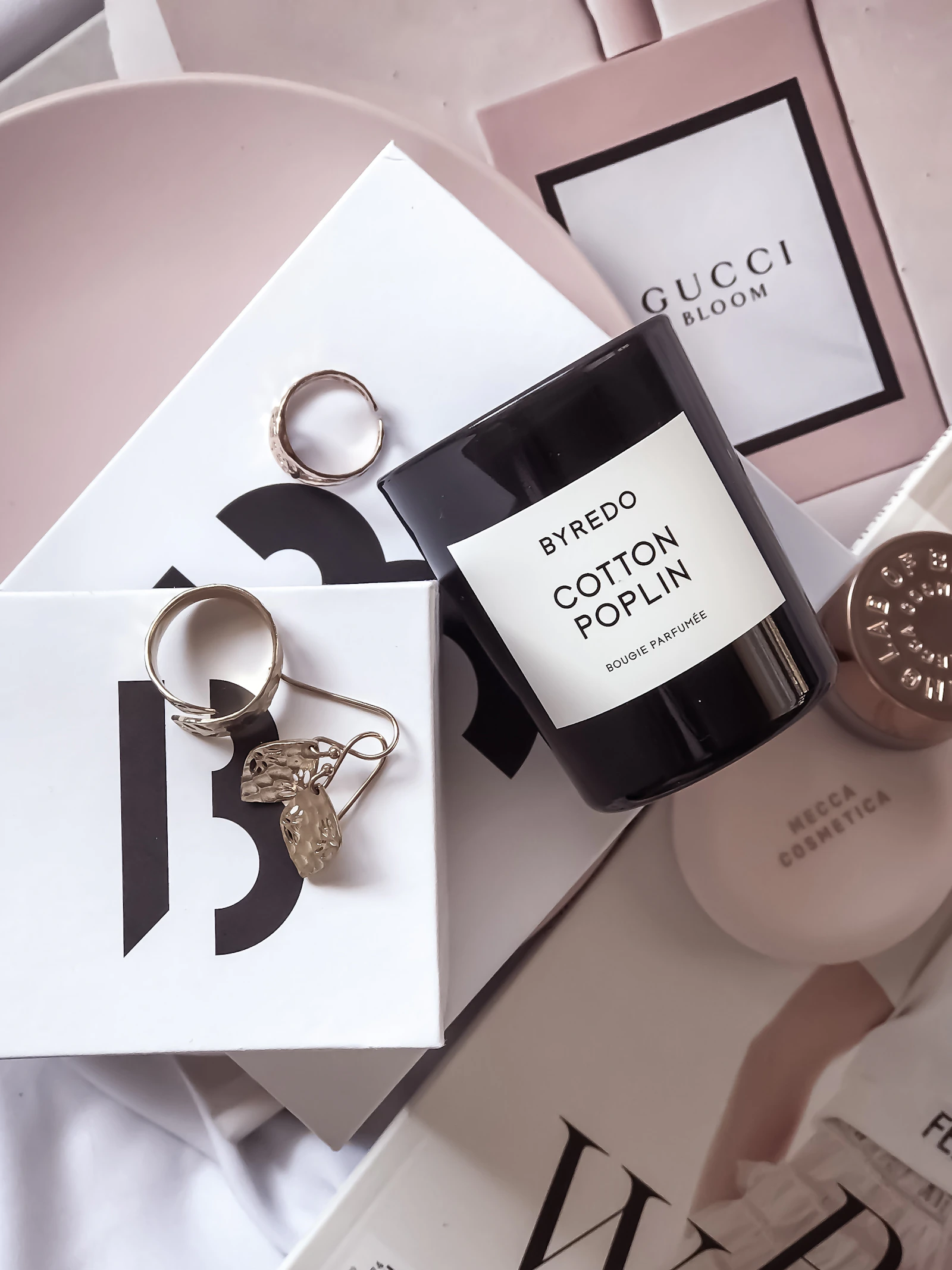 Frasco de perfume sobre una mesa en una composición lifestyle