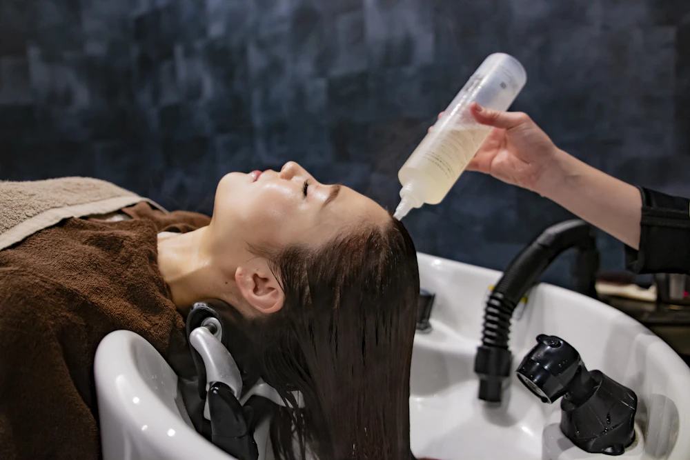 Zabieg pielęgnacyjny skóry głowy — salon Love Hair