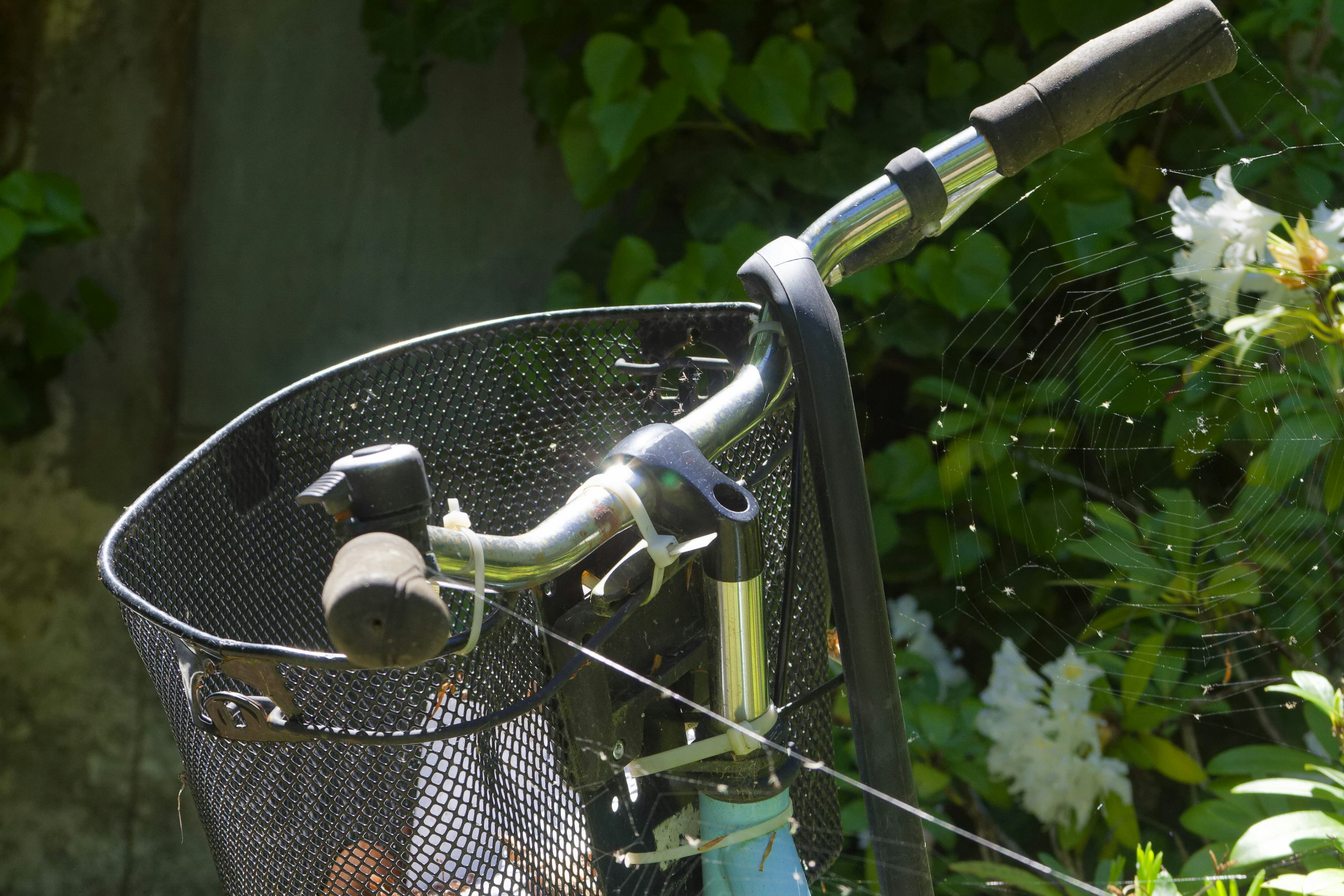 un primo piano di un cestino di metallo su una bicicletta