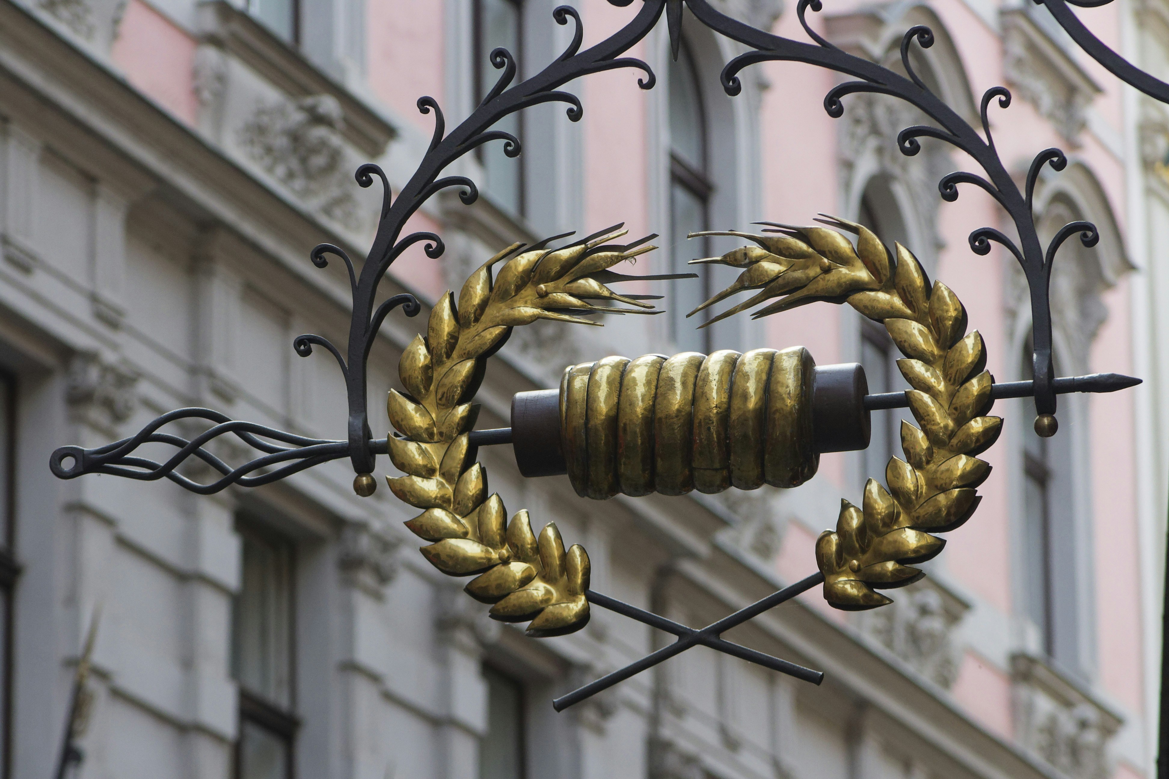 un edificio con un orologio e una ghirlanda sulla facciata