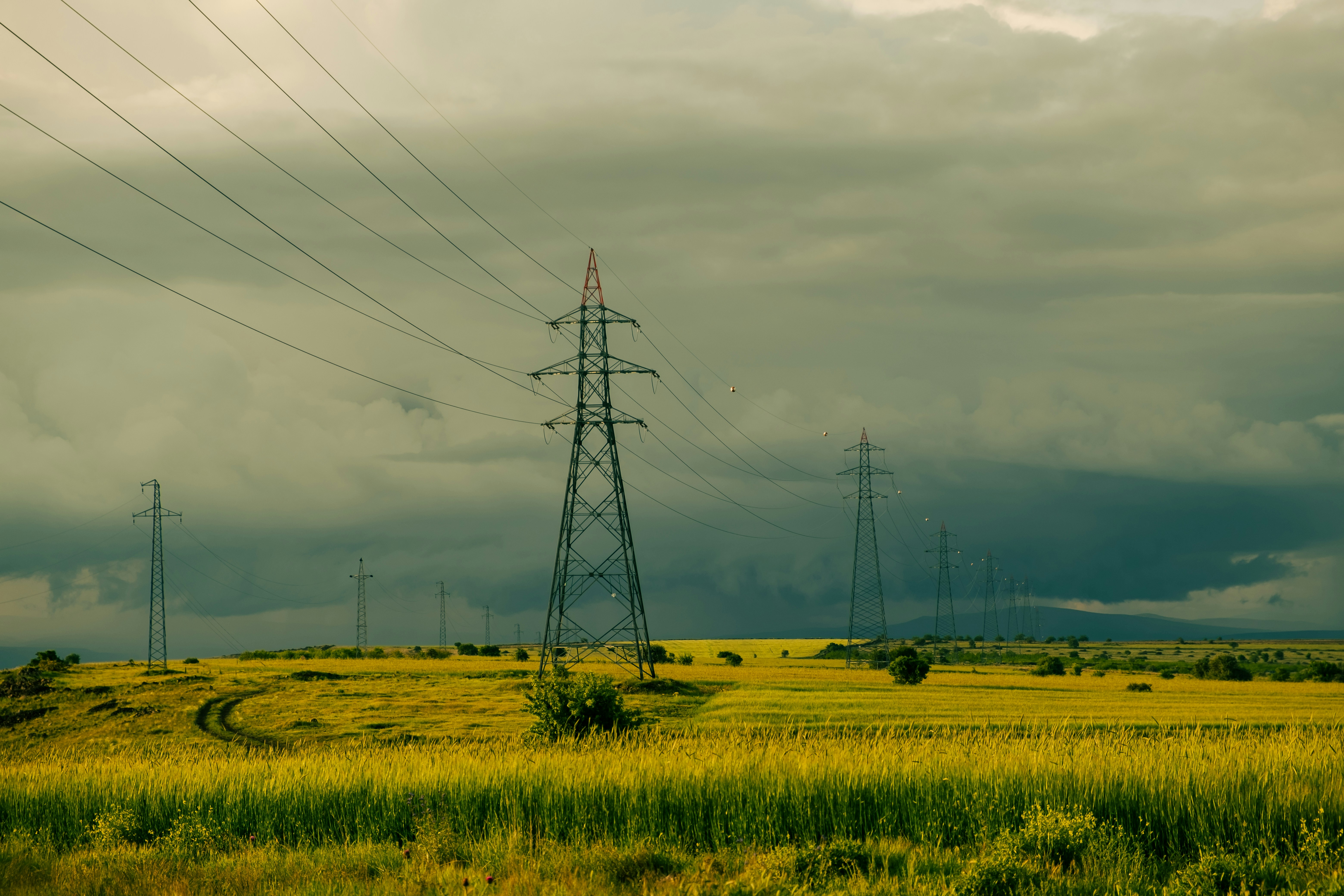ein Feld mit Stromleitungen in der Ferne