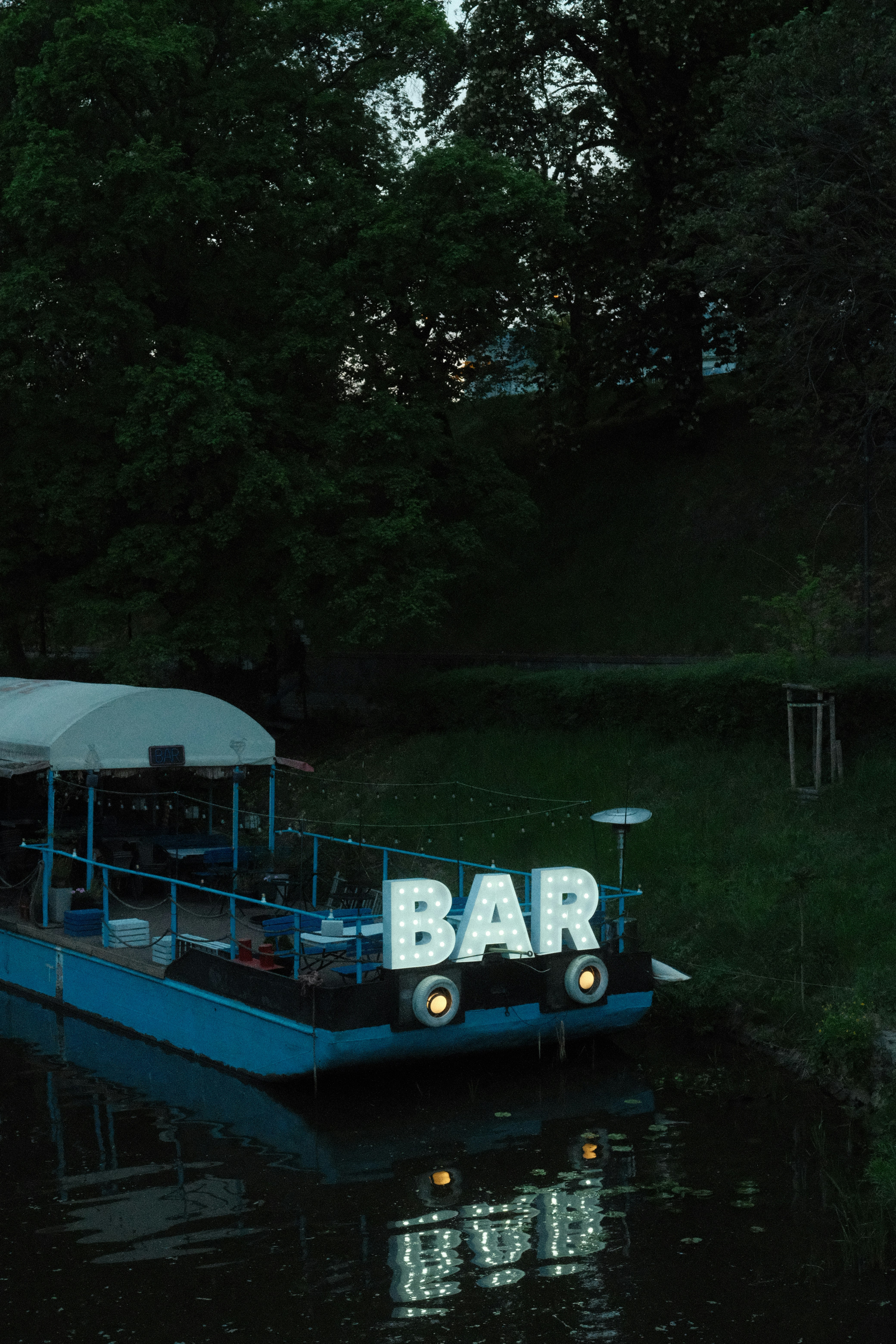 Pologne.  Un bar de nuit sur péniche.