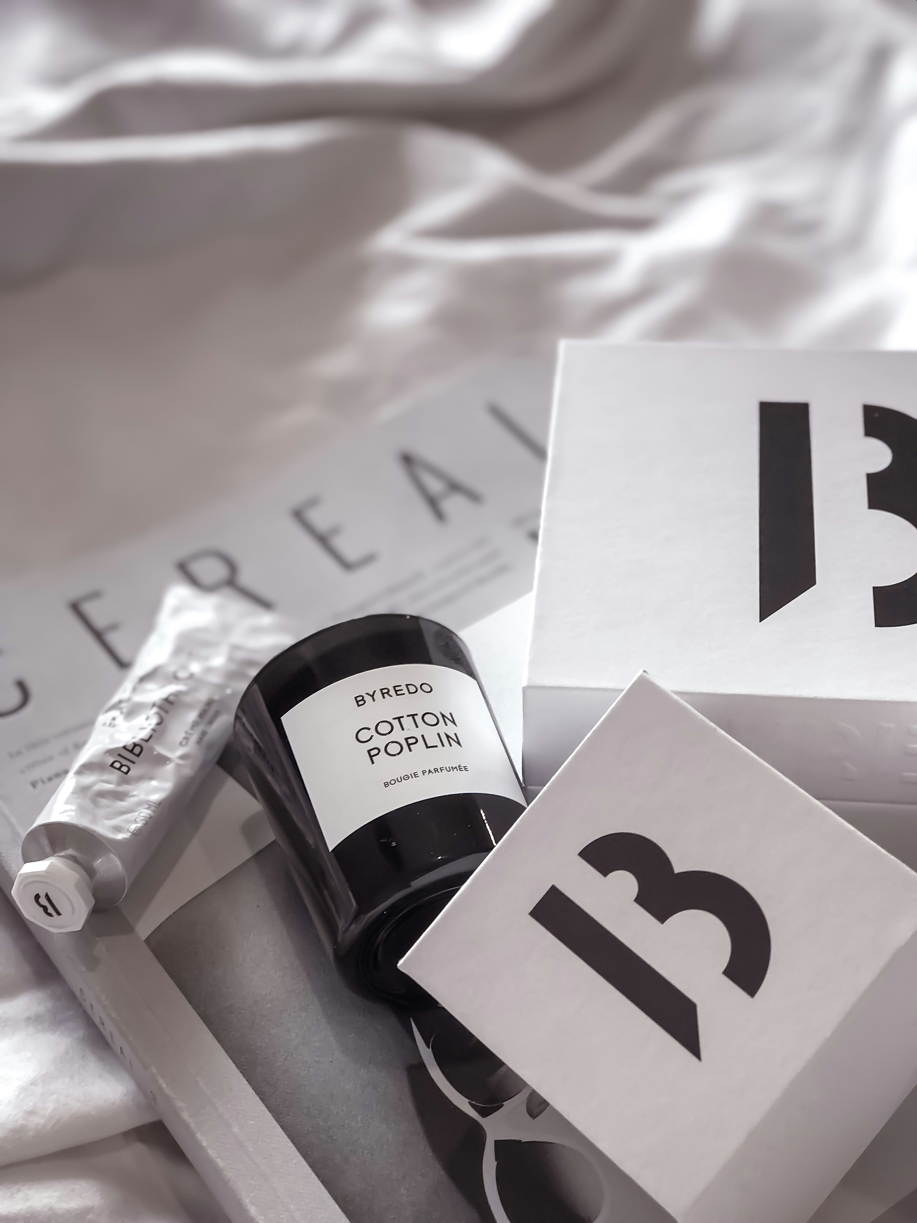 una botella de vino encima de una caja