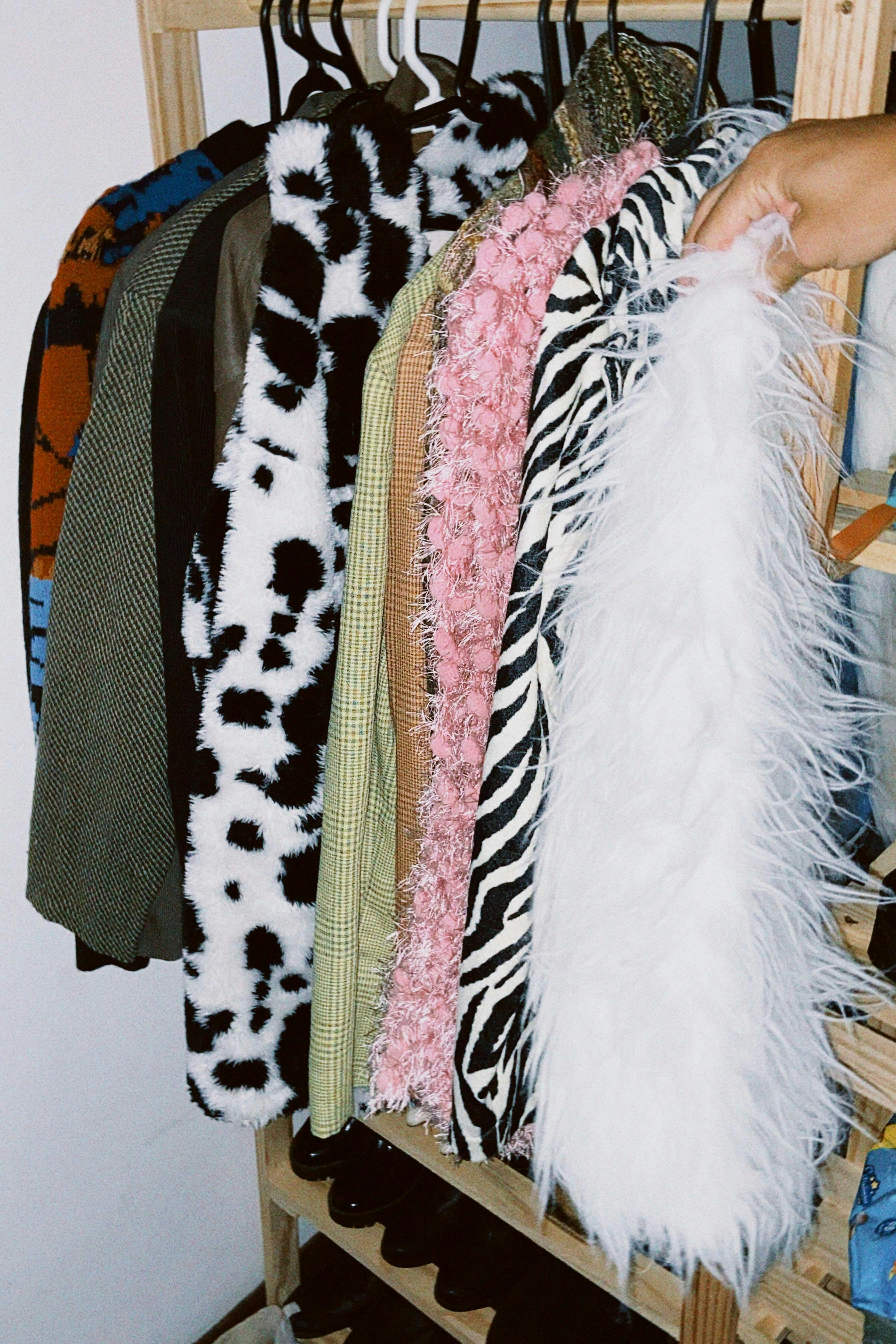 Conjunto de loungewear femenino combinado con accesorios