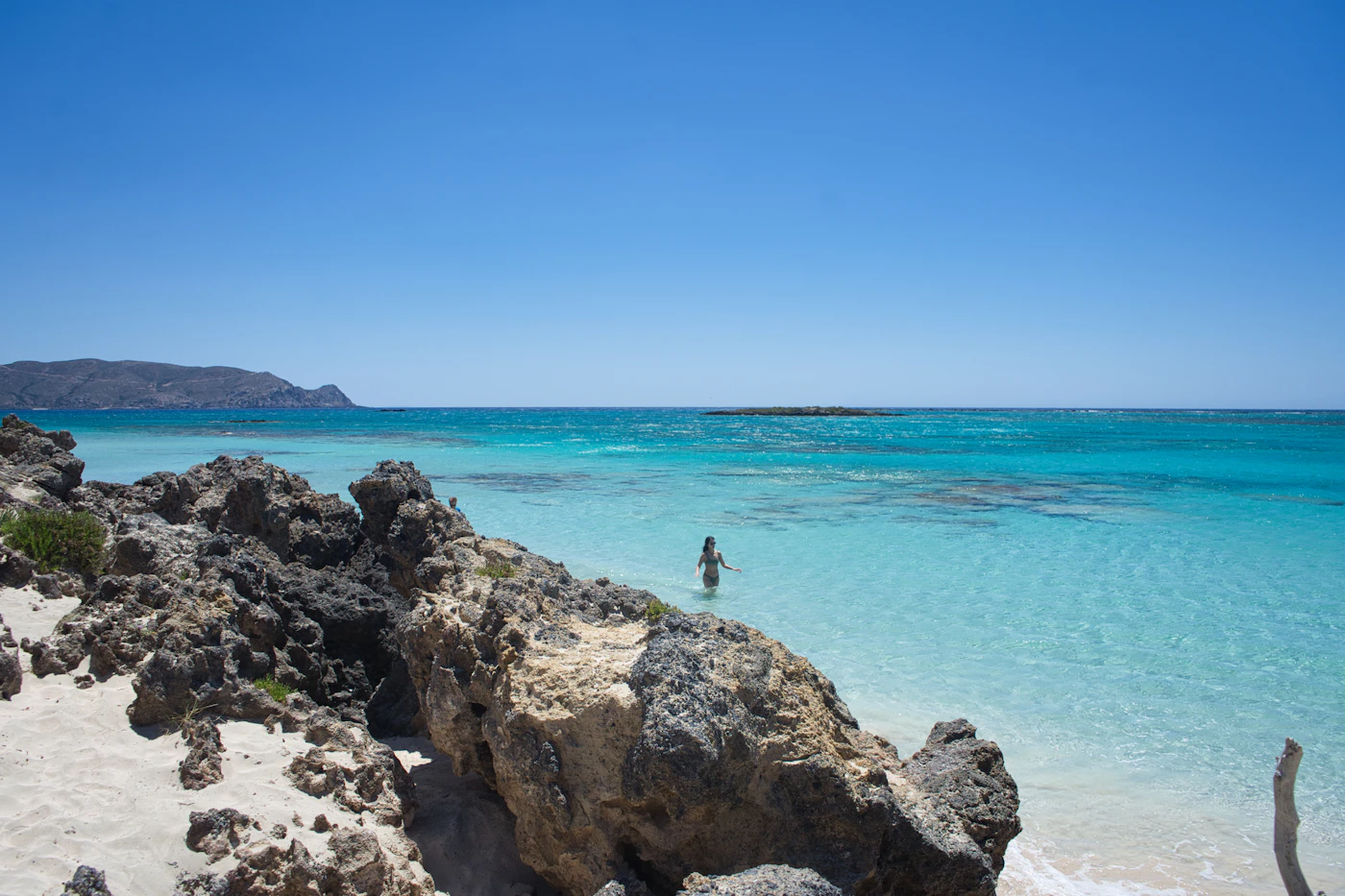Klares türkisfarbenes Wasser am Elafonissi Strand auf Kreta