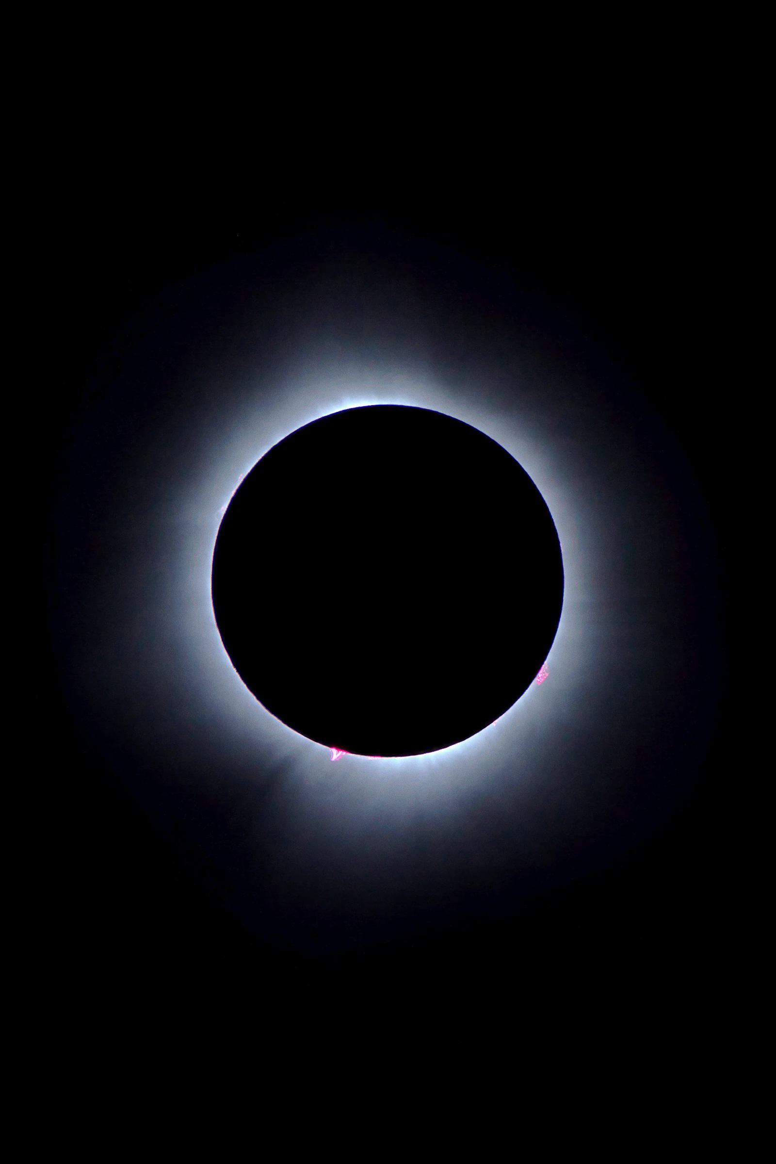 Eclipse solar en el cielo oscuro