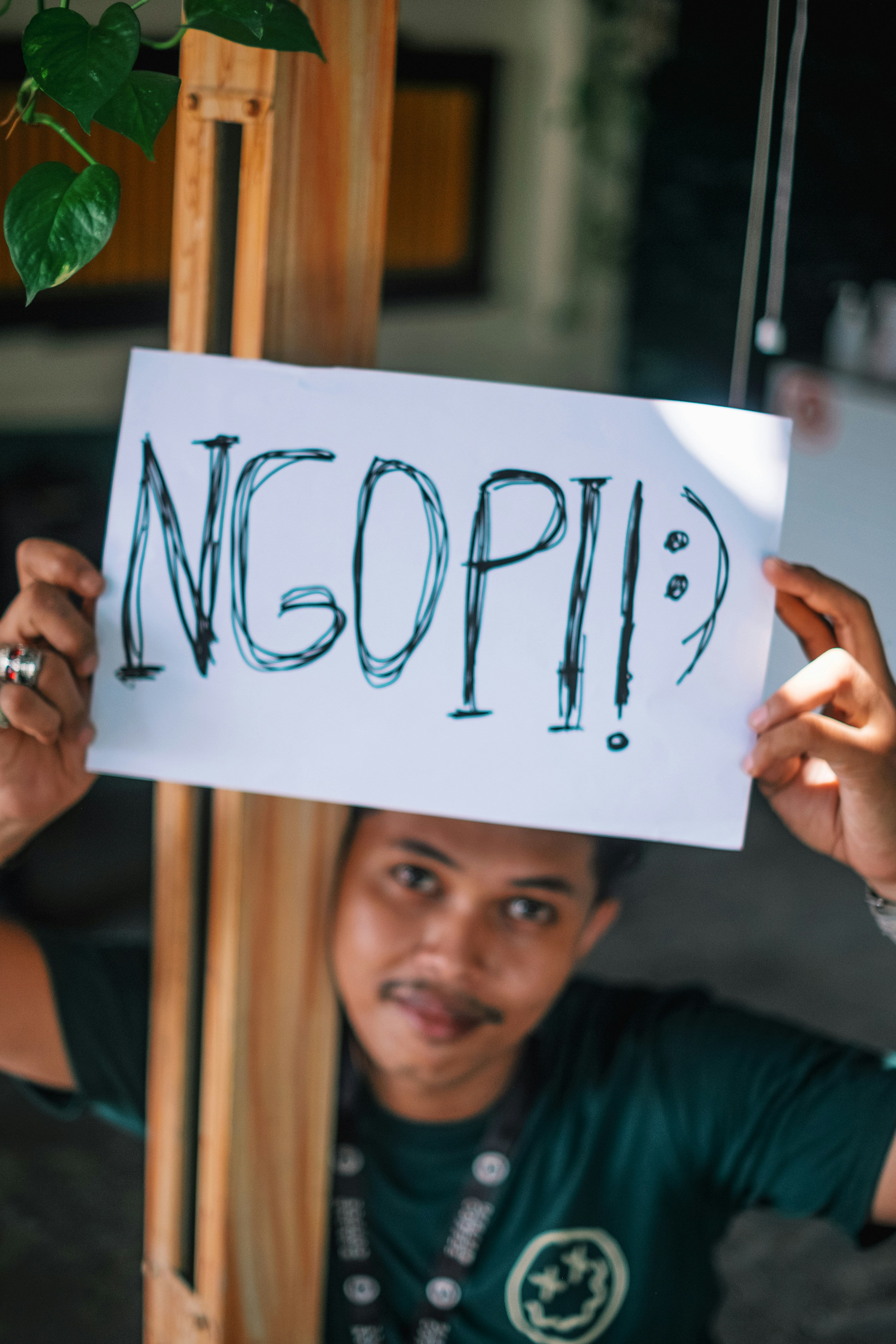 Seorang pria memegang tanda yang bertuliskan NOPP