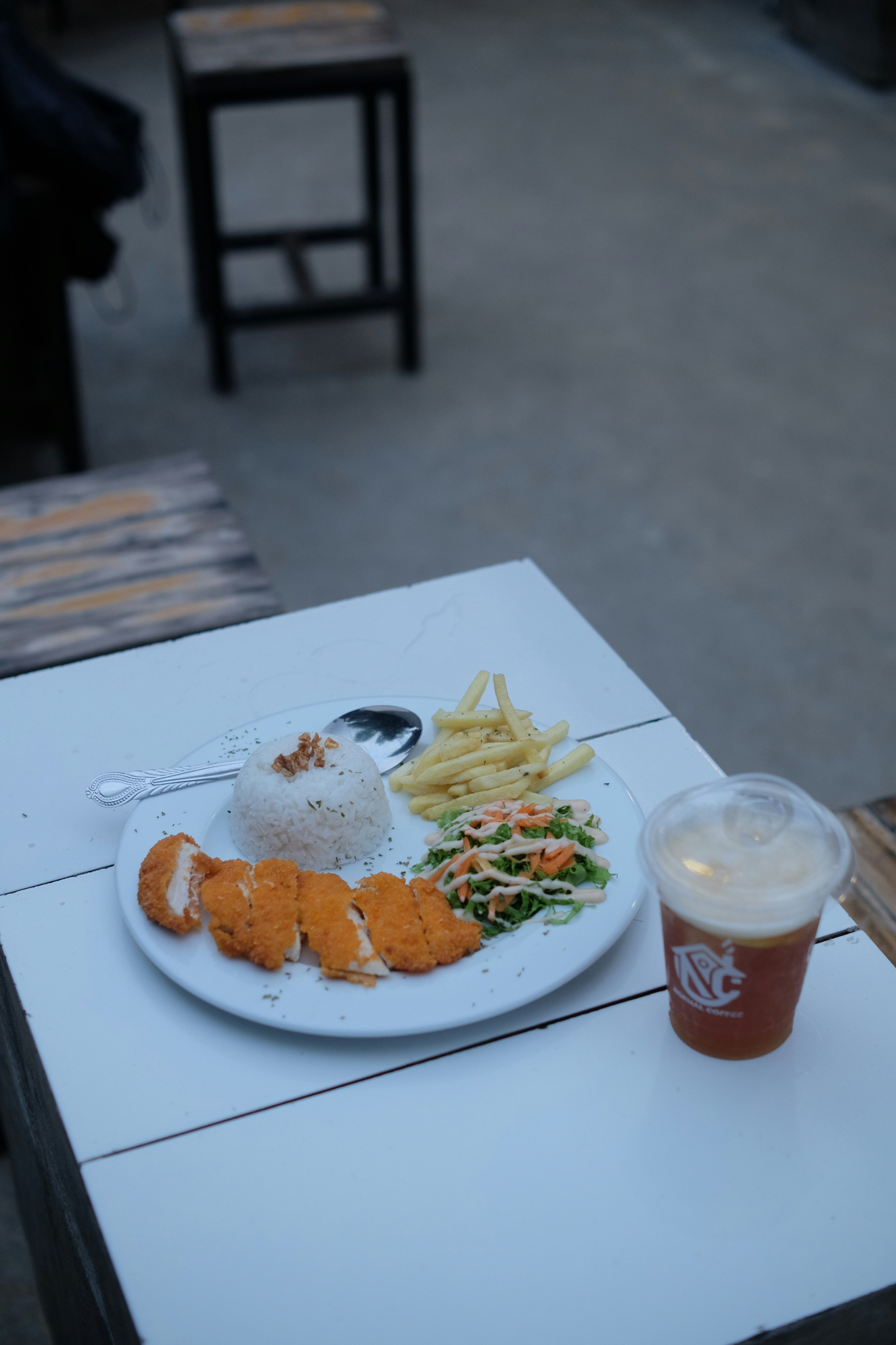 Medio Frisby: cuatro presas de pollo apanado con papas medianas y bebida mediana en bandeja