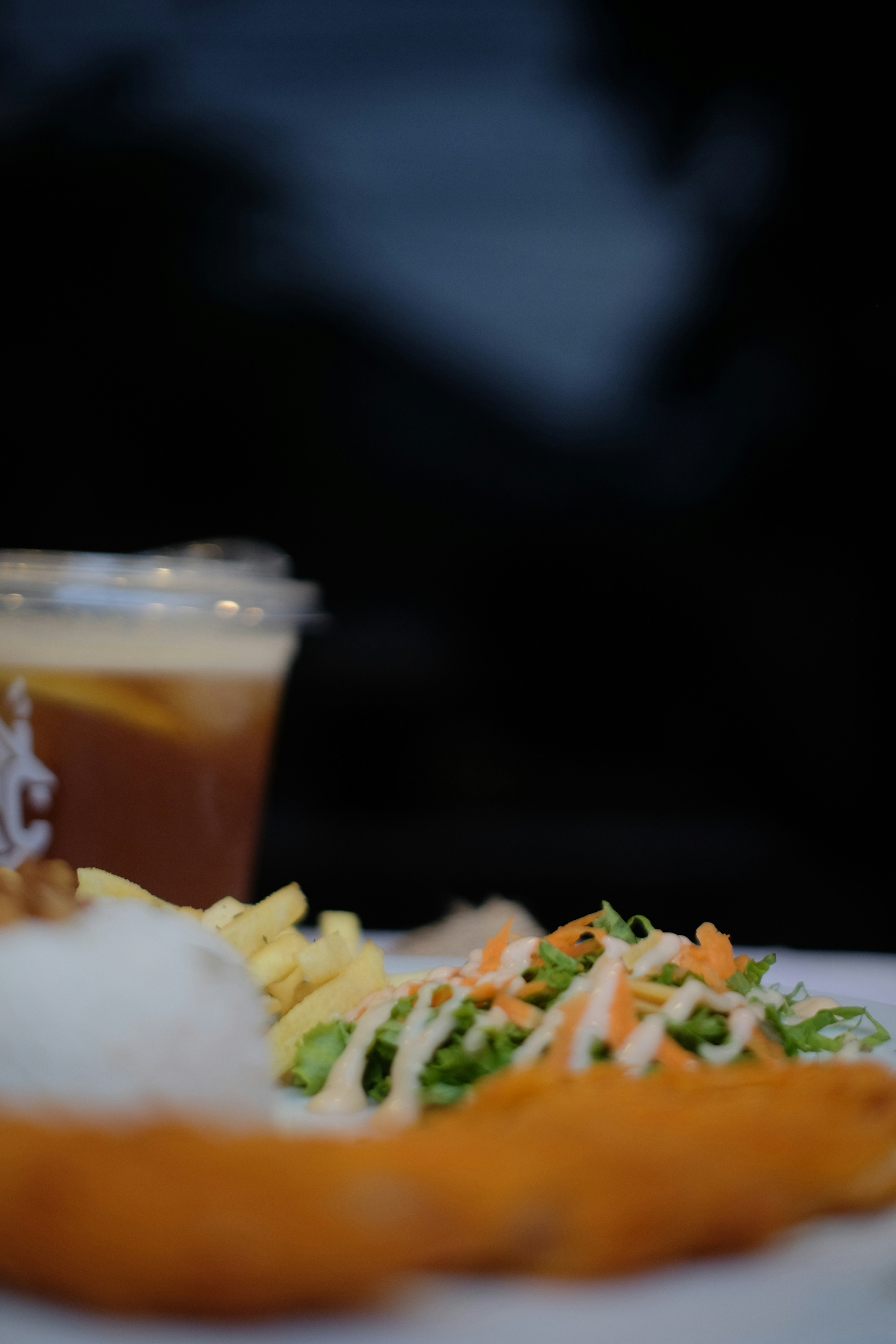 Um prato de comida e uma bebida em uma mesa
