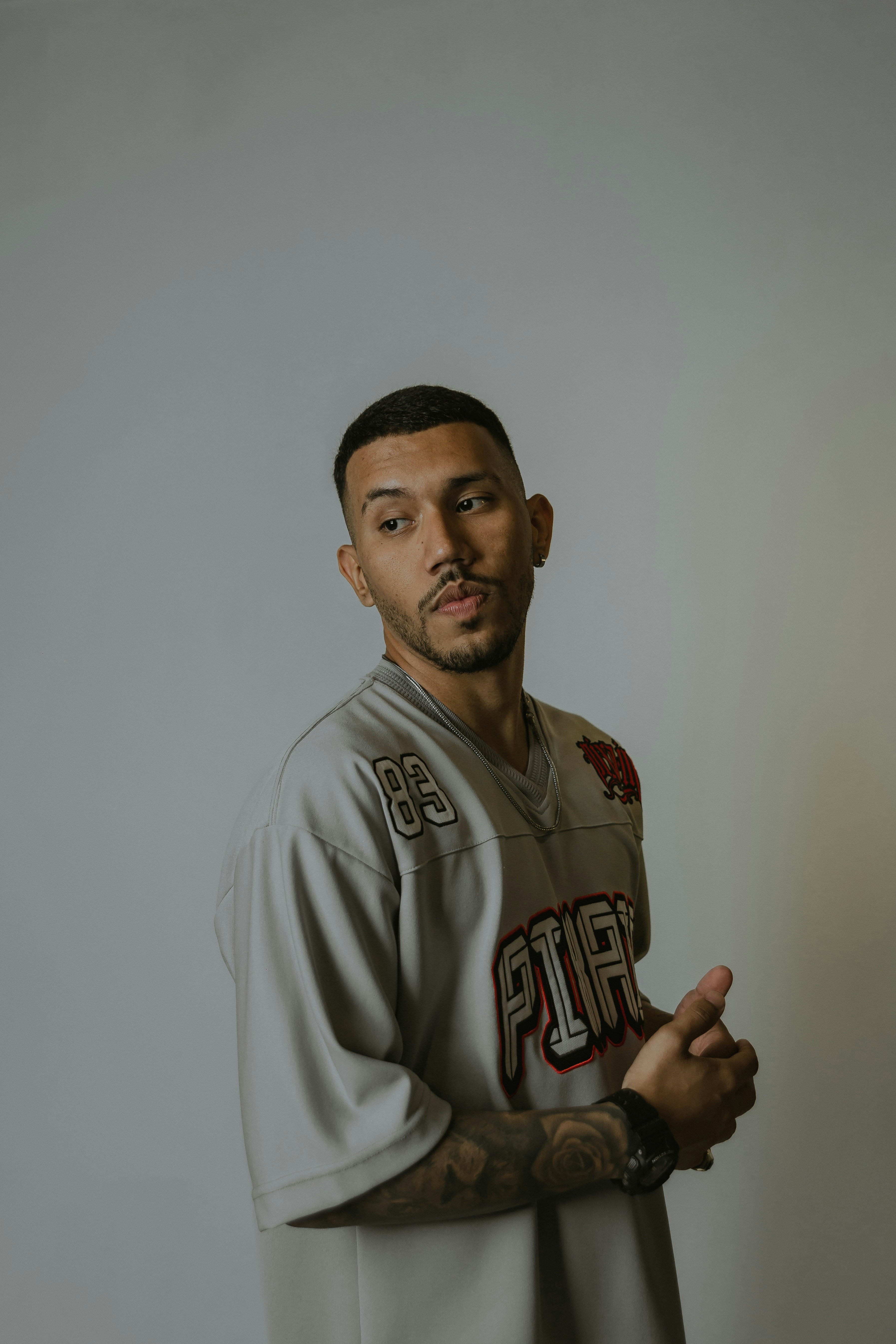 um homem com uniforme de beisebol posando para uma foto