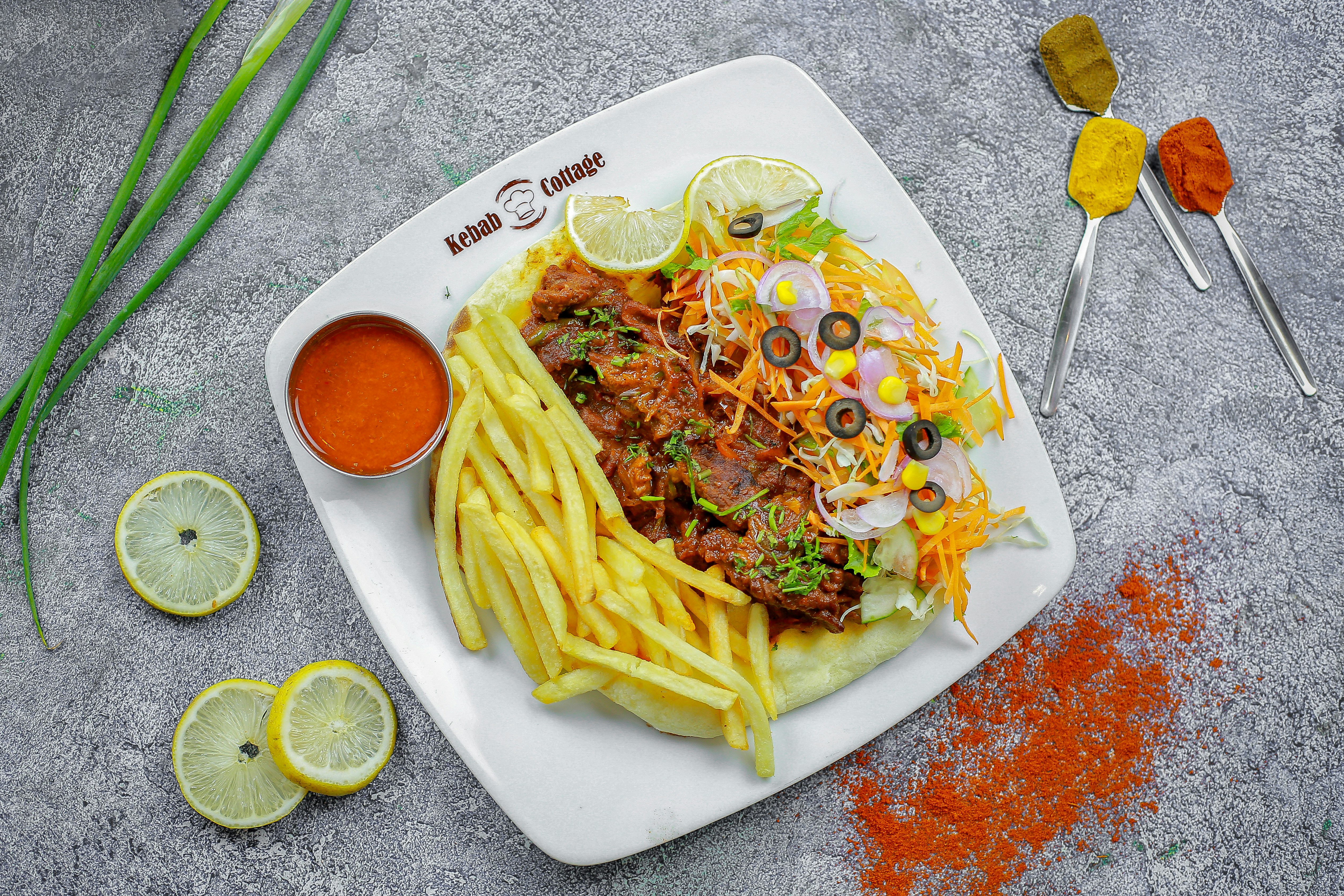 Masă cu kebab de pui marinat, cartofi prăjiți și salată, restaurant atmosferă caldă