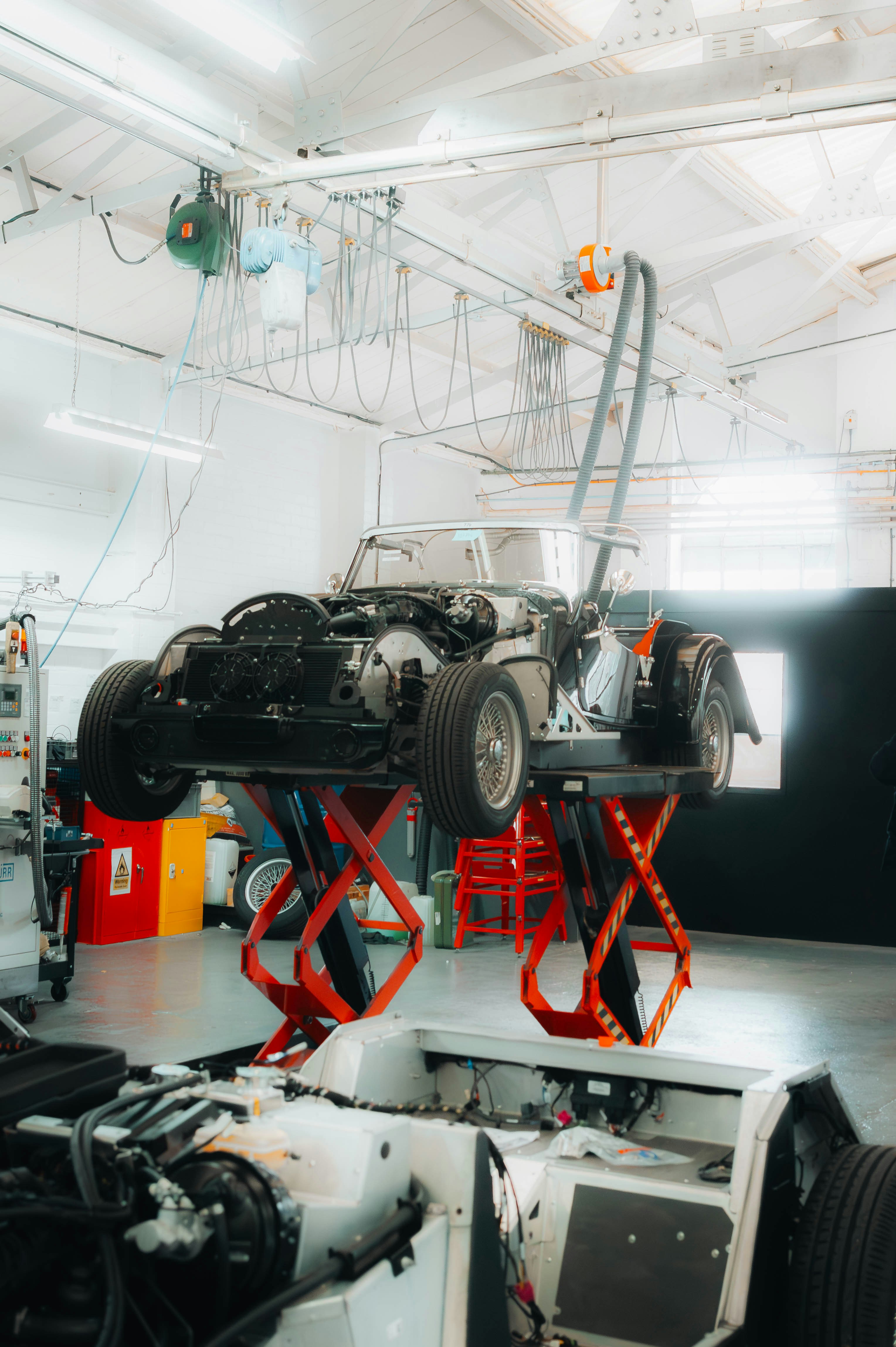 Un coche en el que se trabaja en un garaje