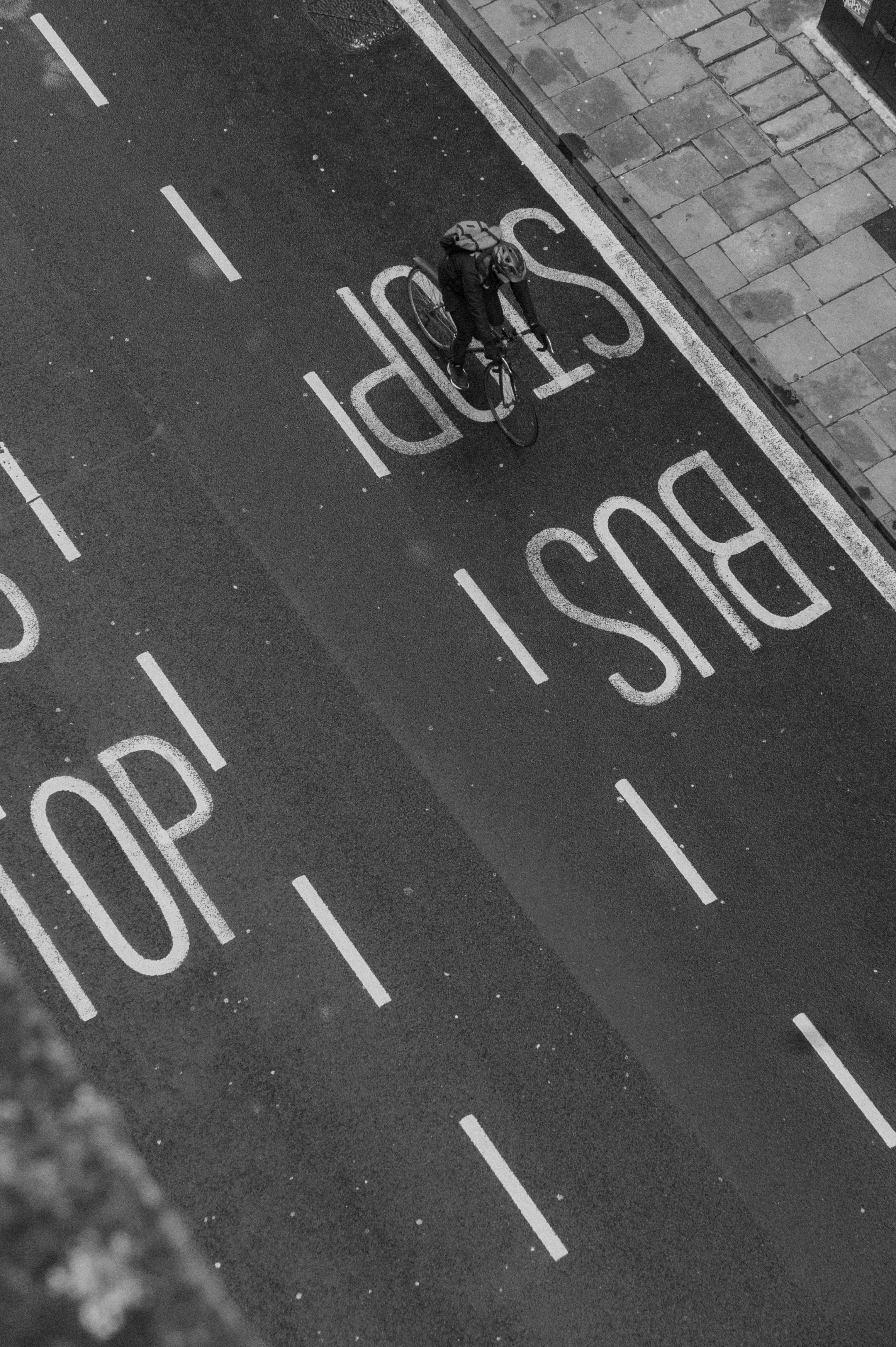 una persona montando una patineta por una calle