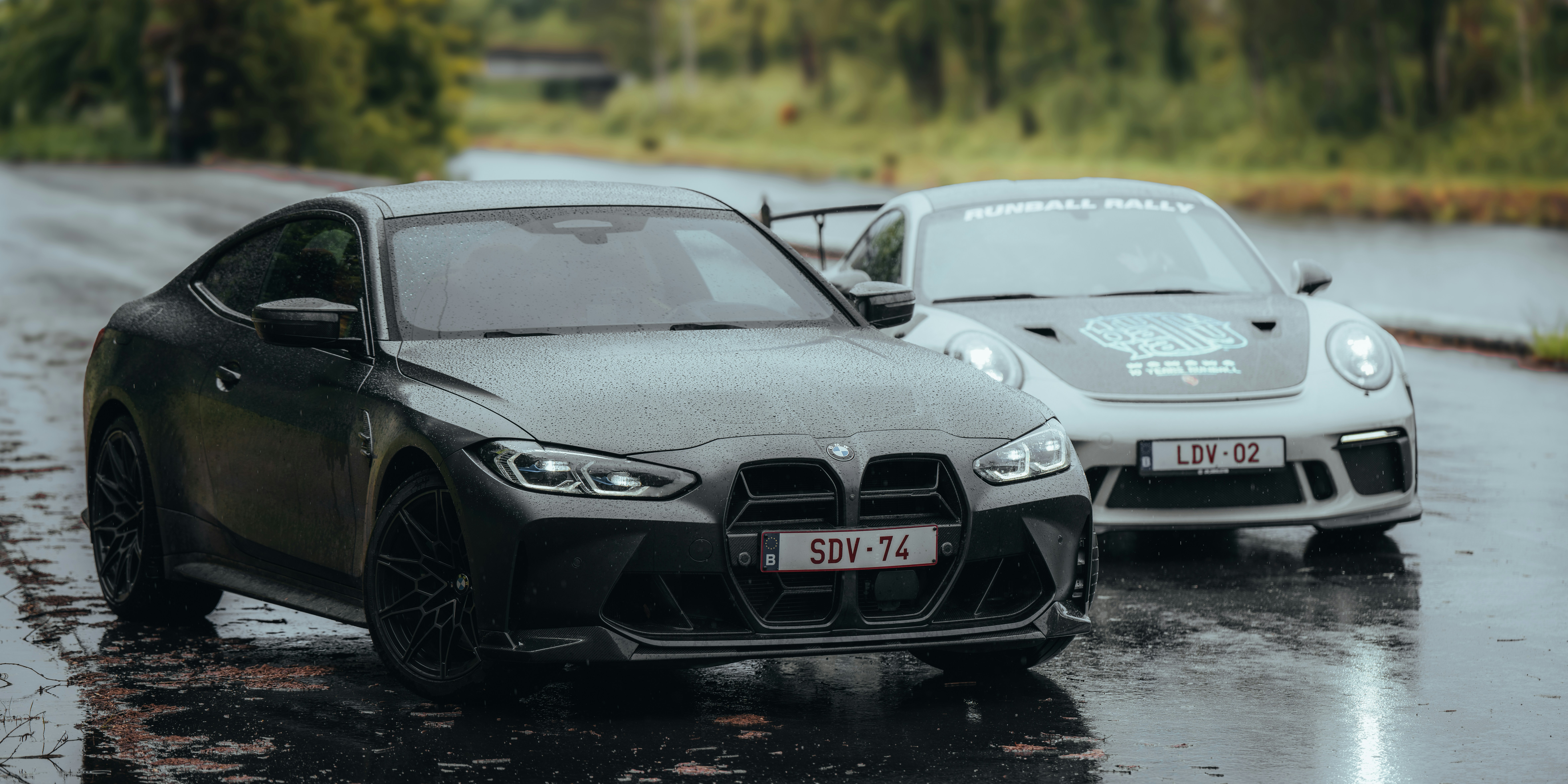 quelques voitures qui sont sous la pluie