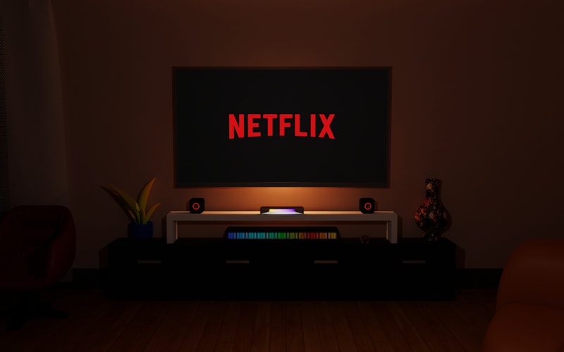 Ambiente escuro com TV exibindo Netflix