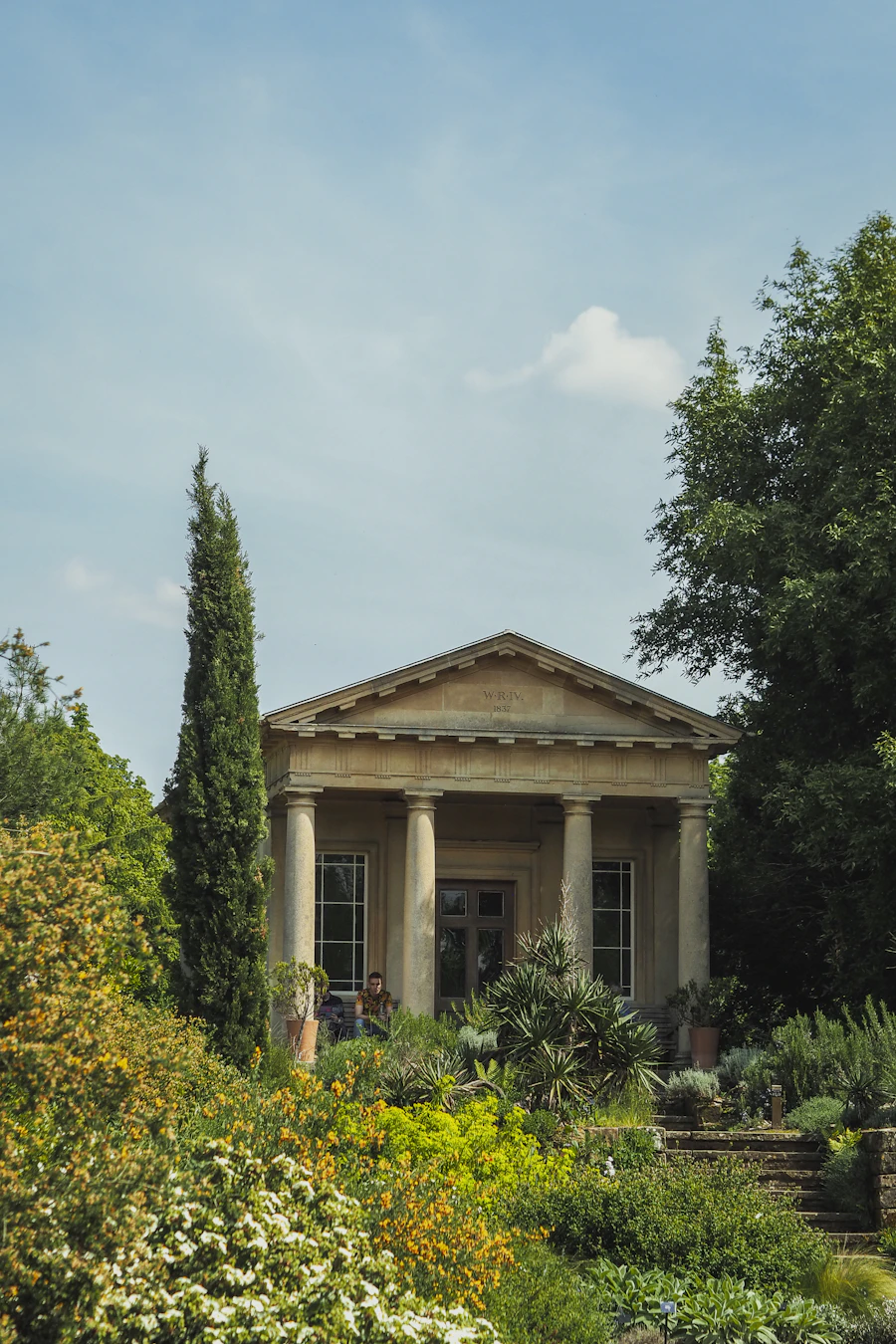 בית עם עמודים בגינה פסטורלית בכפר ורדים