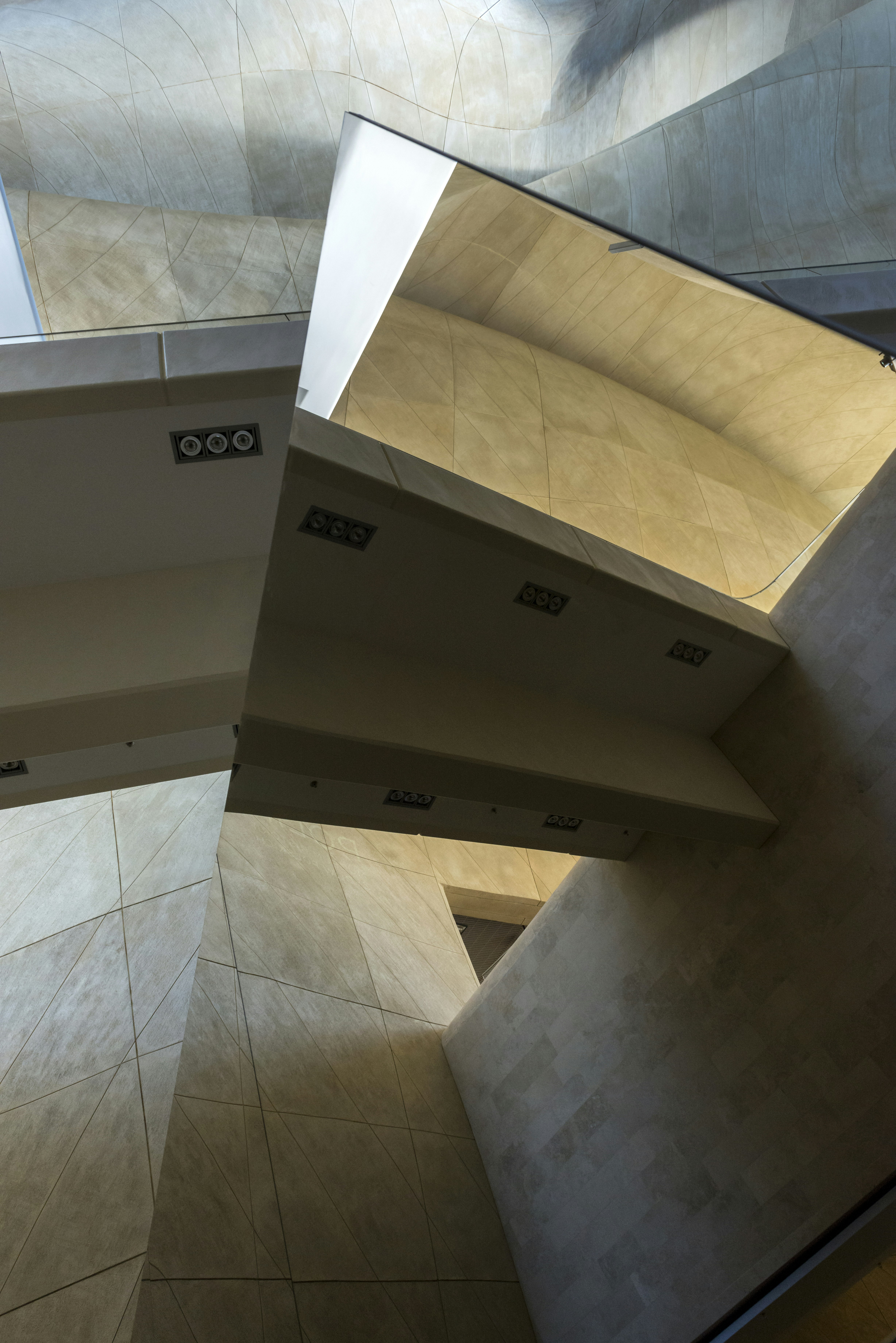 die Decke eines Gebäudes mit einem Oberlicht darüber