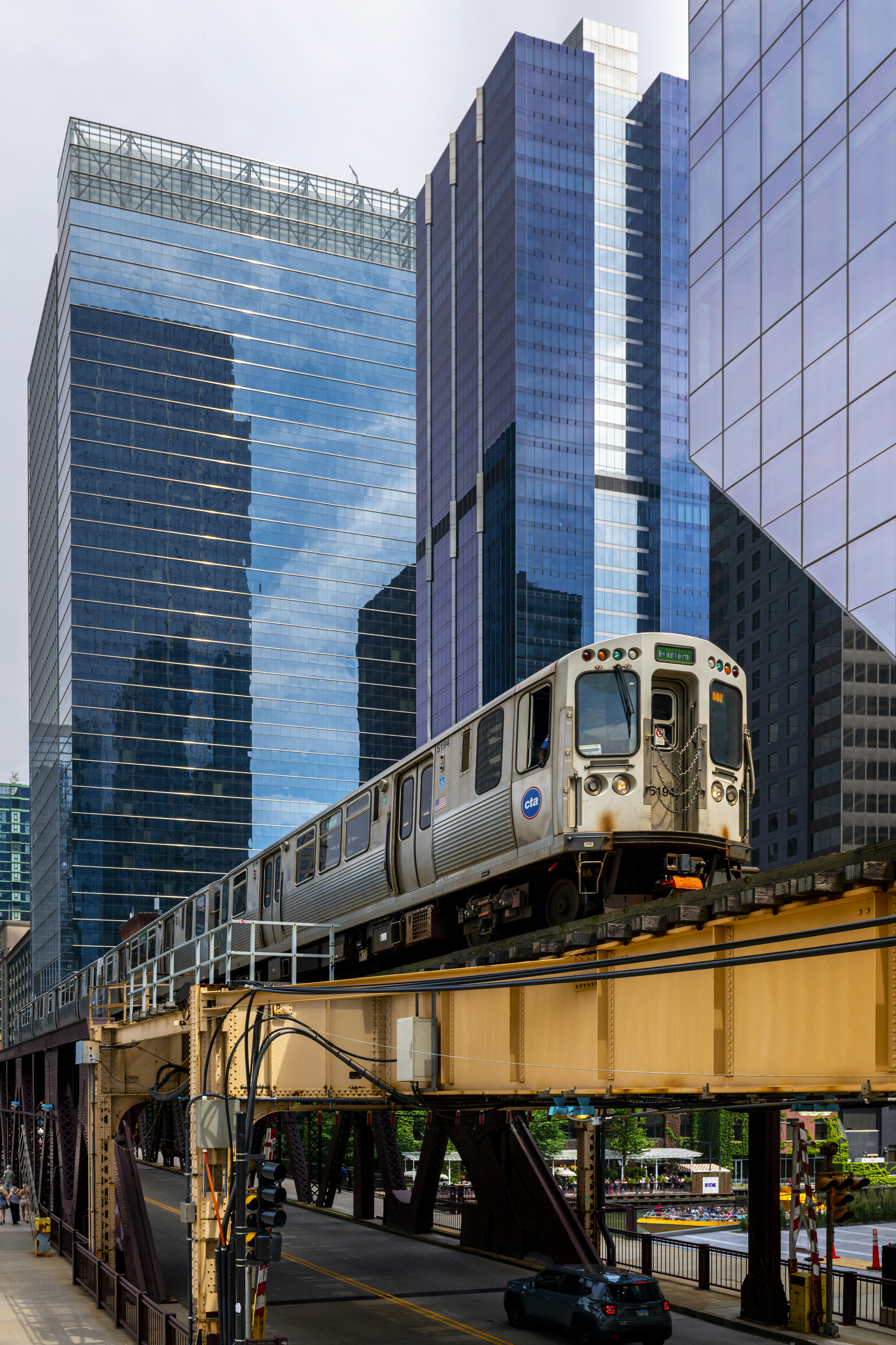 Ein Zug auf einem Bahngleis in einer Stadt