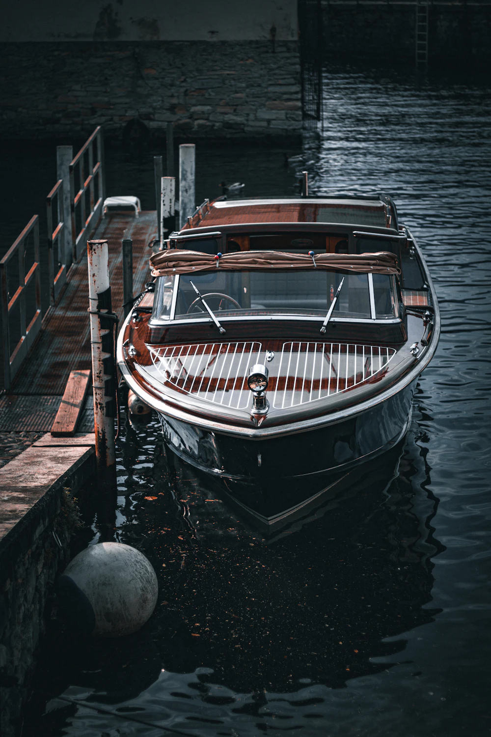 Il ramo di Como in barca di legno, al tramonto