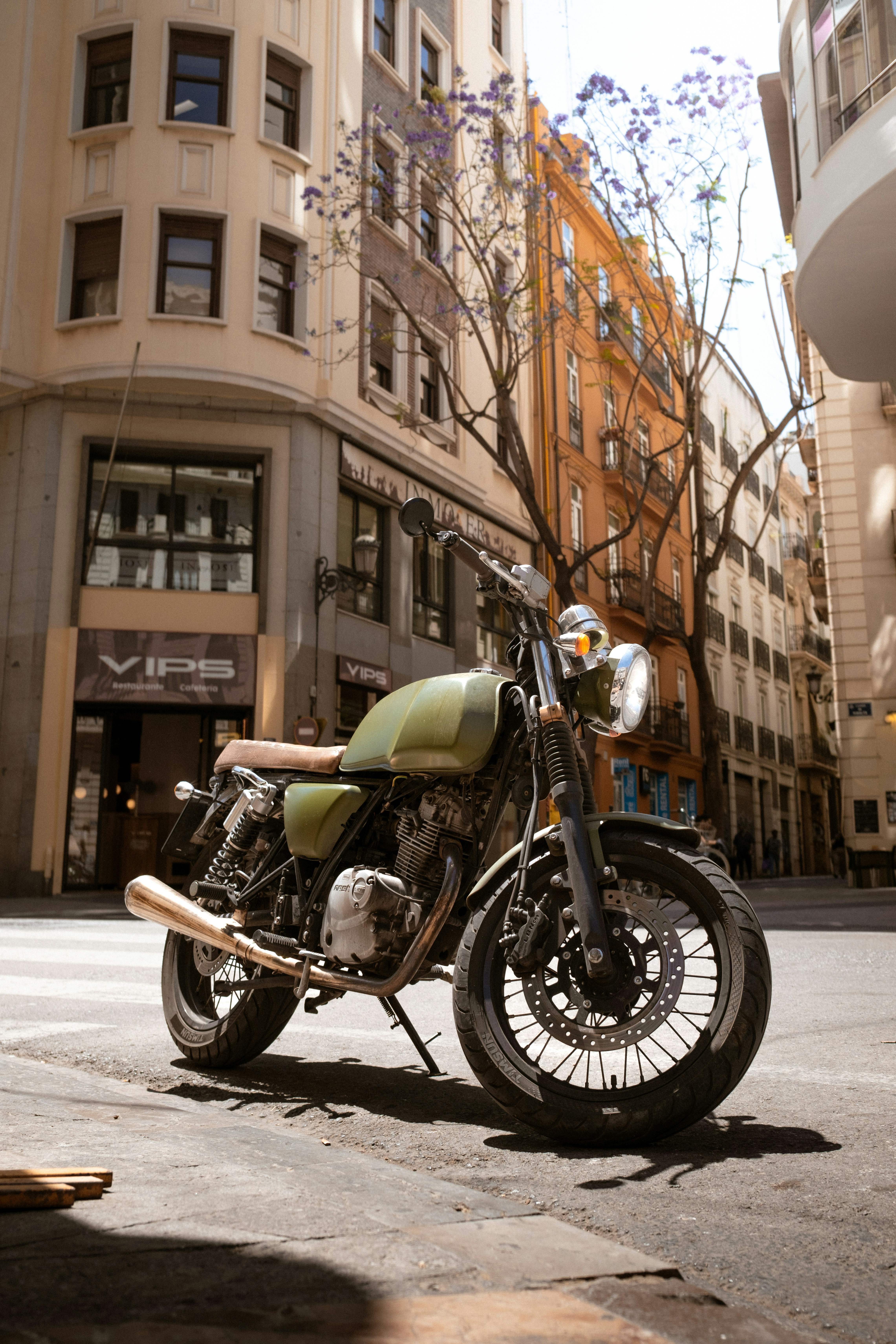 a-motorcycle-parked-on-the-side-of-the-road-Vdpz-IxSDWw