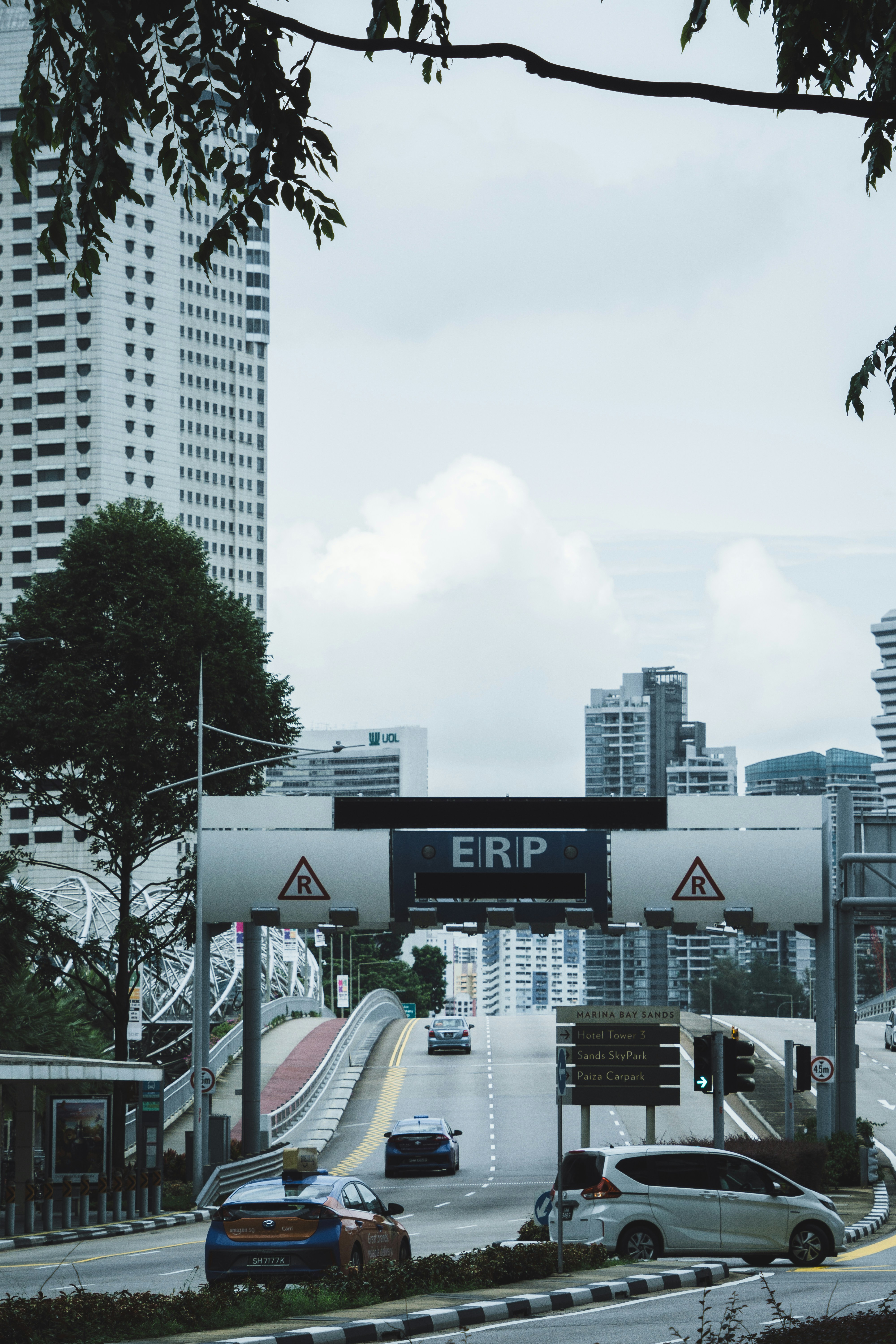 photo-1717362759902-4912393f8d51?ixid=M3wxMjA3fDB8MXxzZWFyY2h8MTV8fHNpbmdhcG9yZSUyMGxlZCUyMHNpZ25hZ2VzfGVufDB8fHx8MTc2NDgyNjI1NXww\u0026ixlib=rb-4.1.0