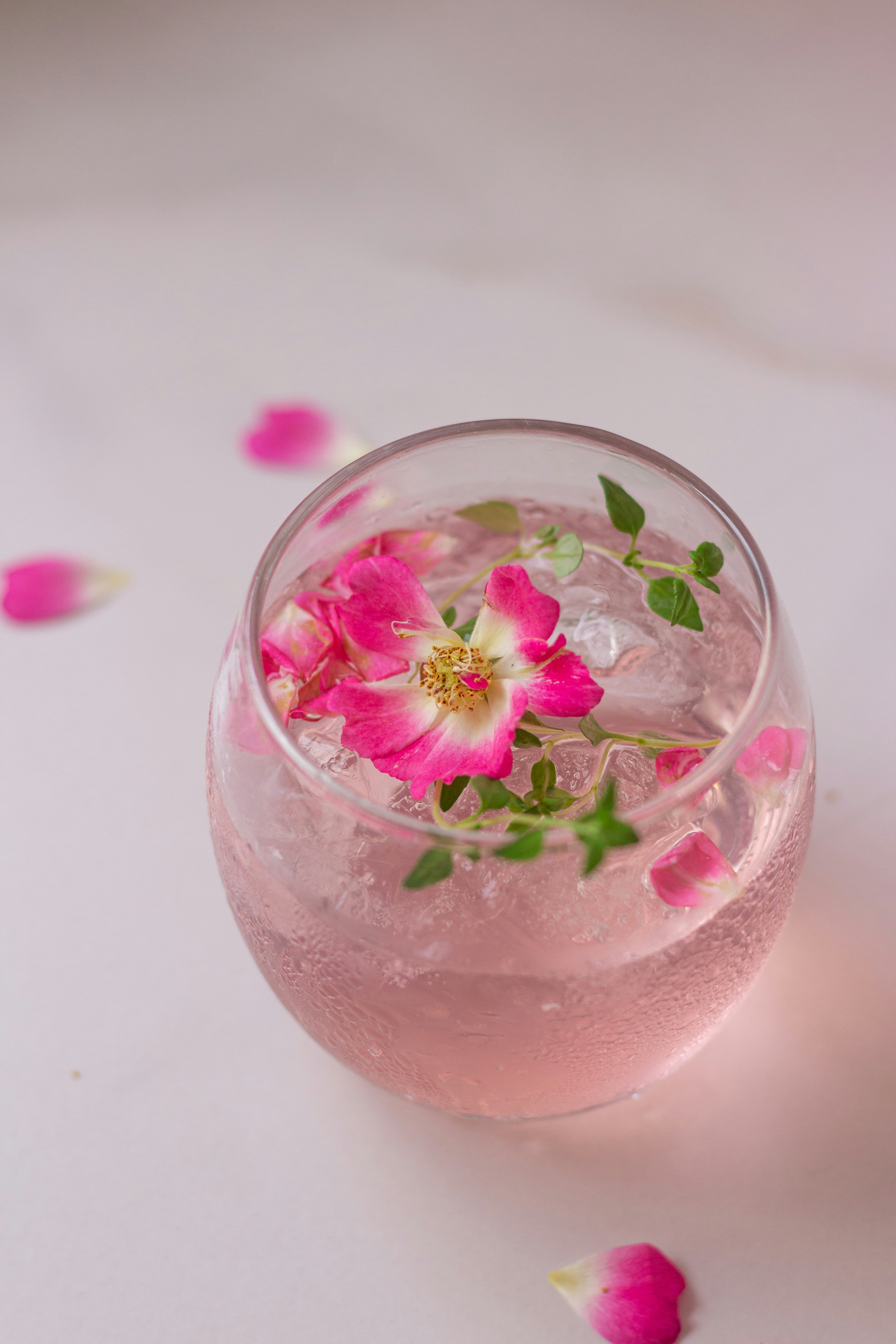un vaso lleno de agua y flores rosadas