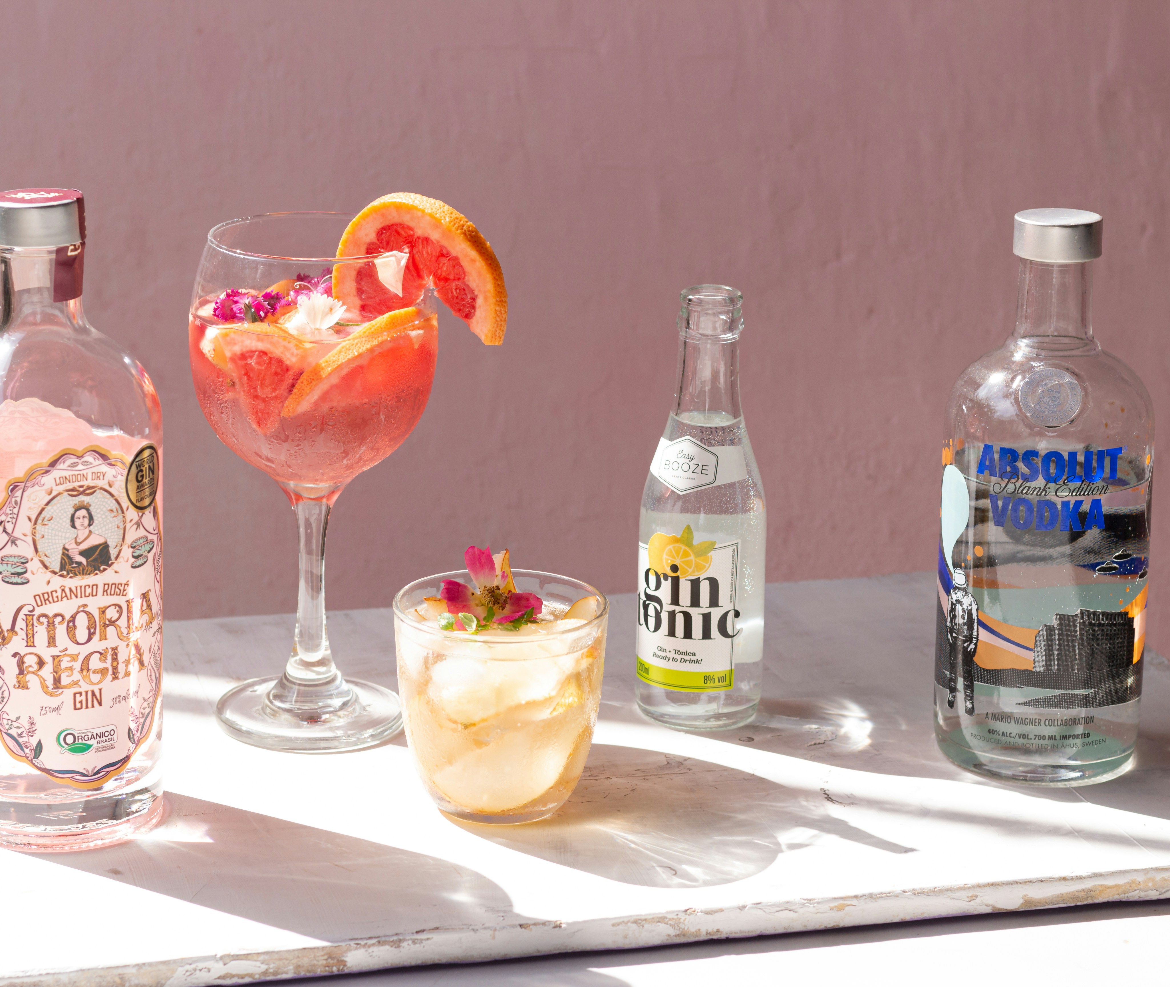 una mesa cubierta con botellas y vasos llenos de bebidas