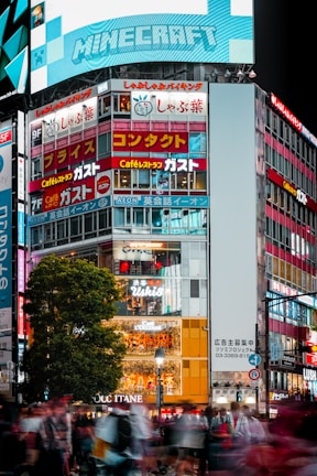 a busy city street filled with lots of traffic
