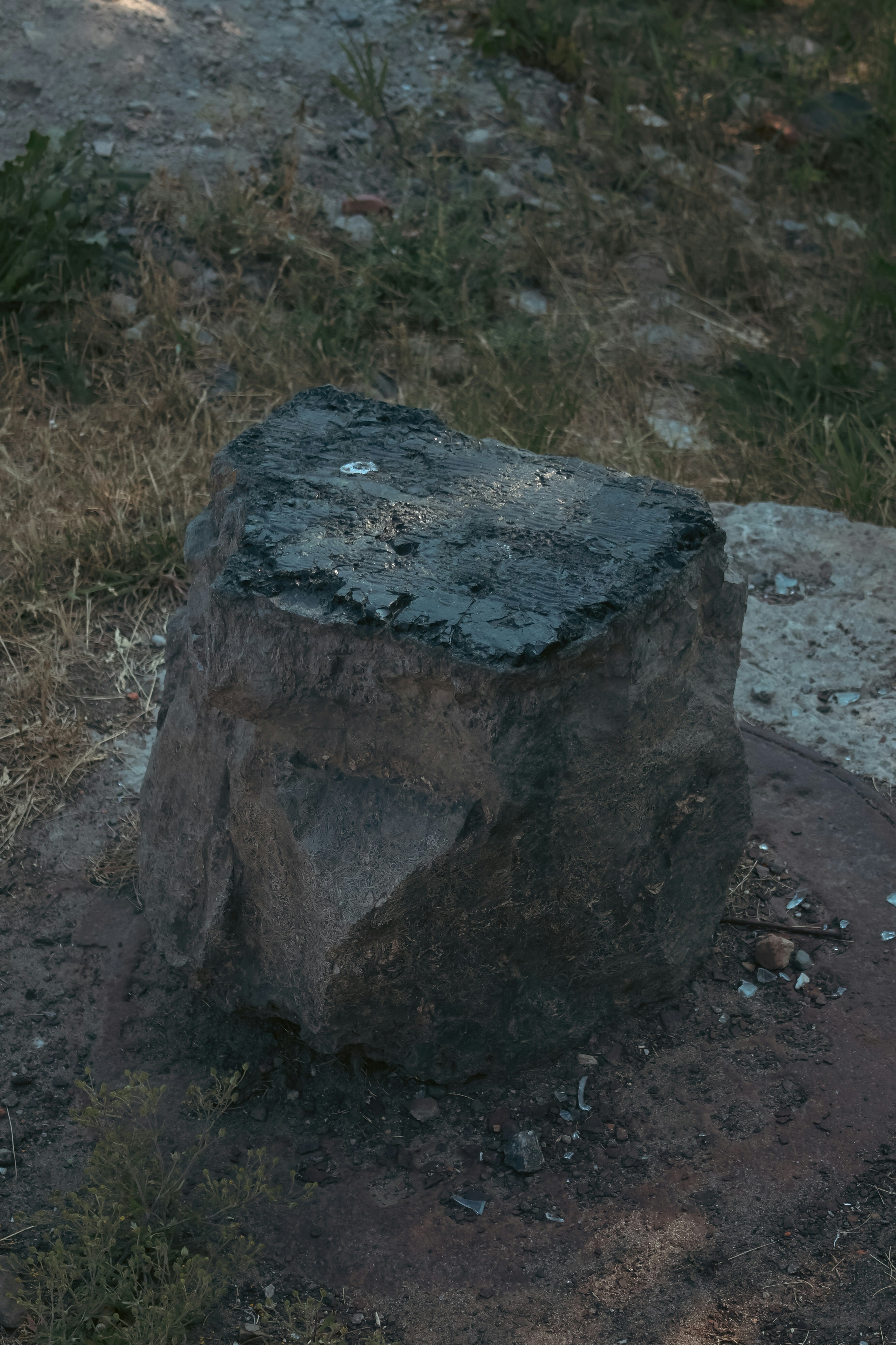 ein großer Felsen, der auf einem Felde sitzt