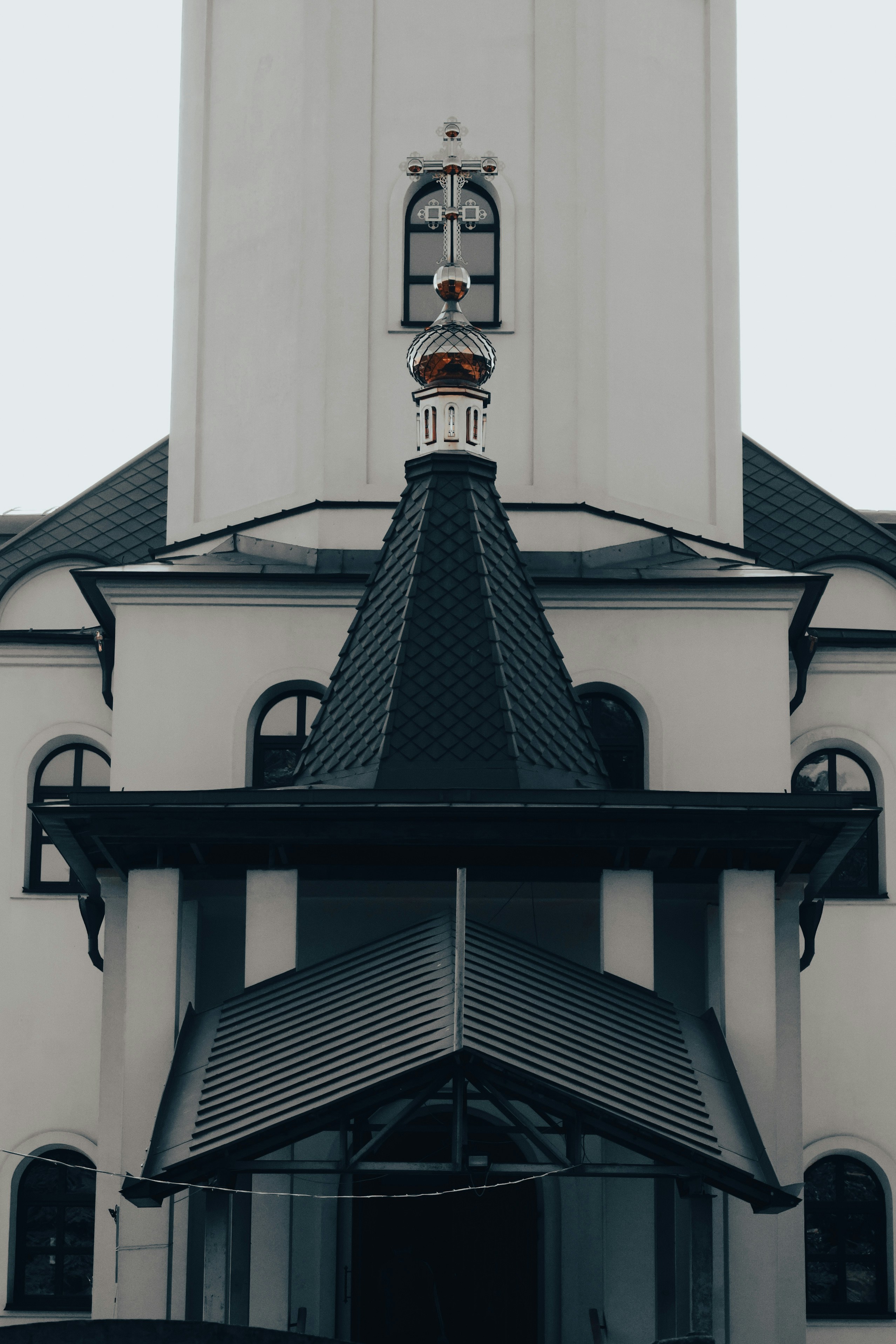 un grande edificio bianco con un orologio su un lato