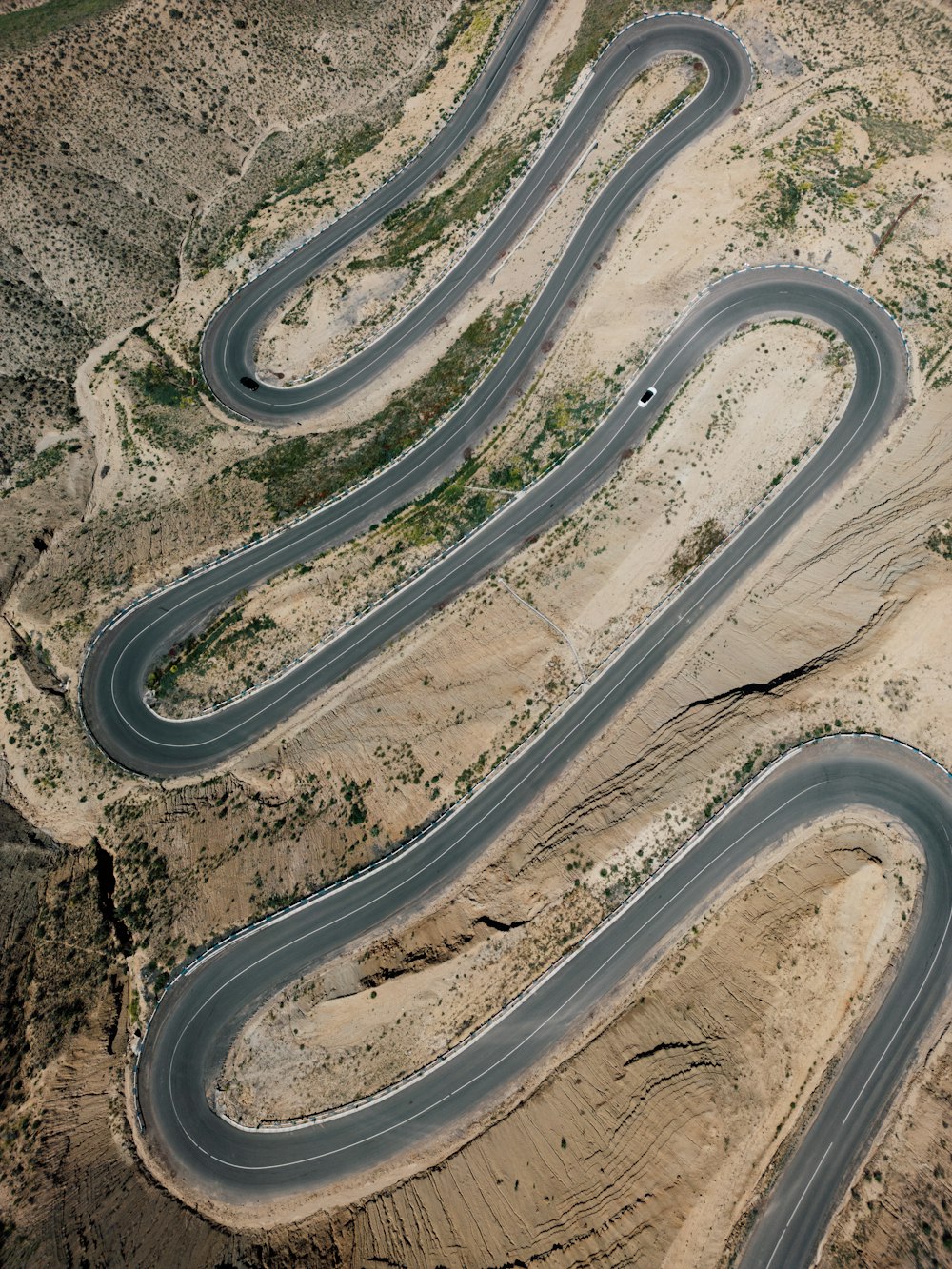 Una vista aérea de una carretera sinuosa en el desierto