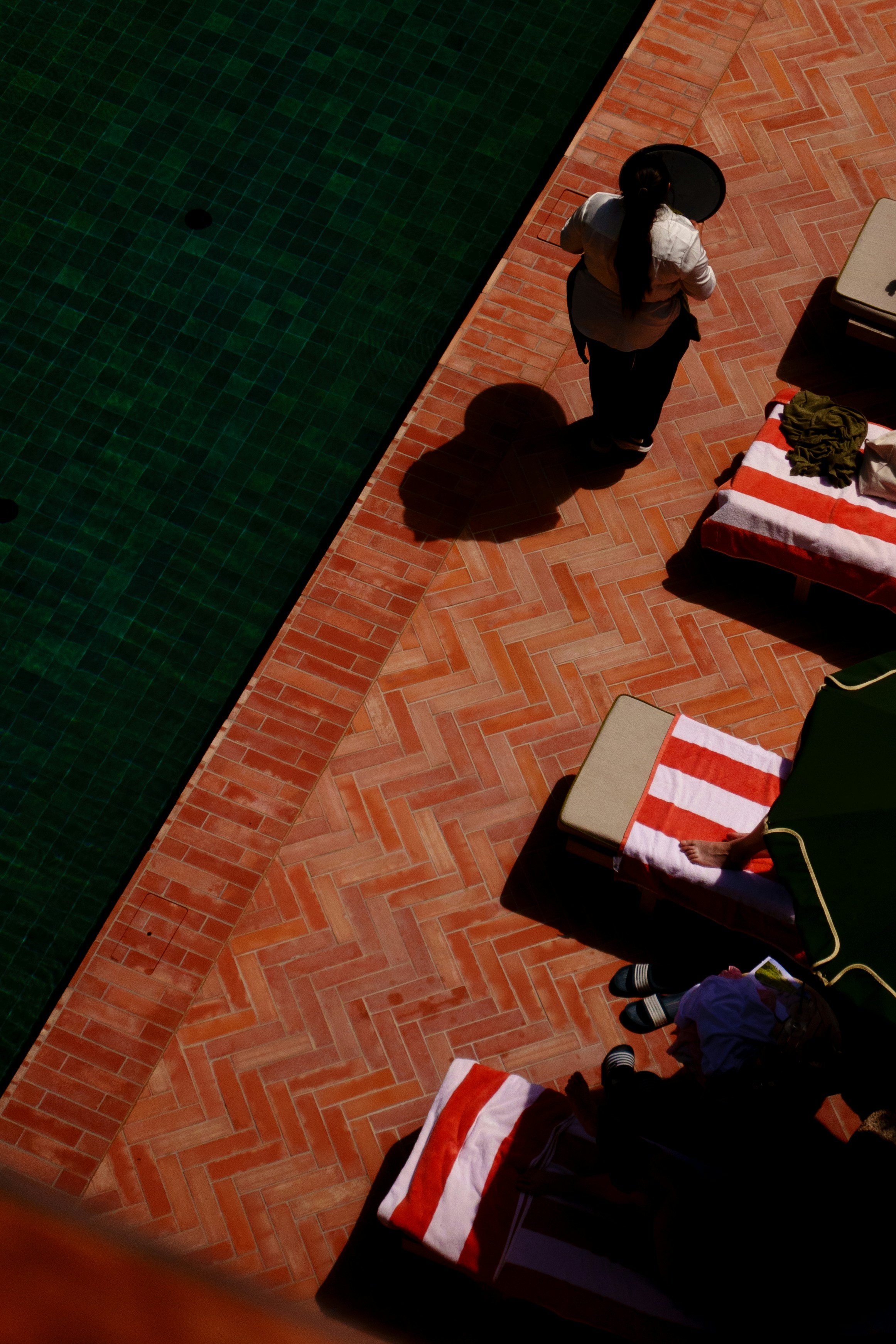 sekelompok orang duduk di sekitar kolam renang