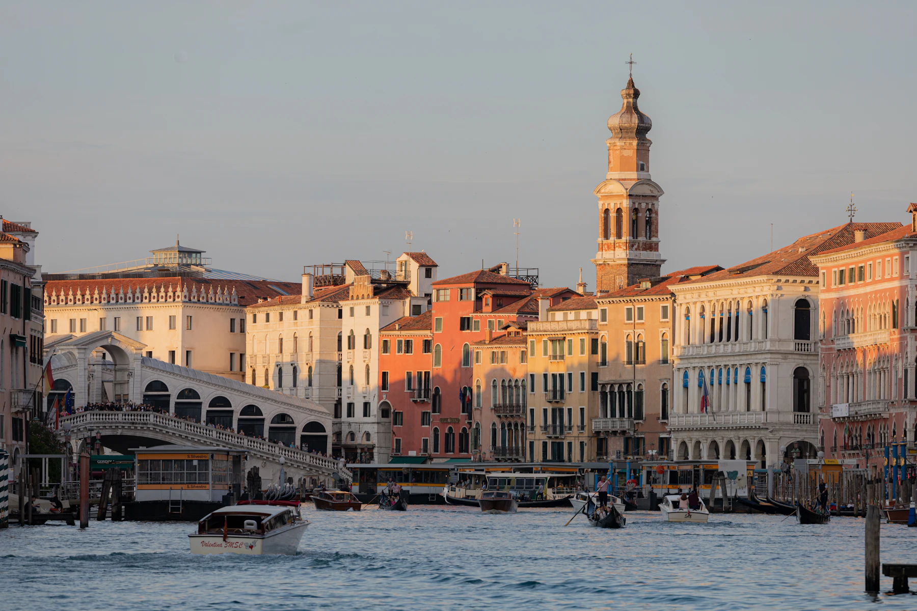 Vaporetto Linie 1 auf dem Canal Grande in Venedig