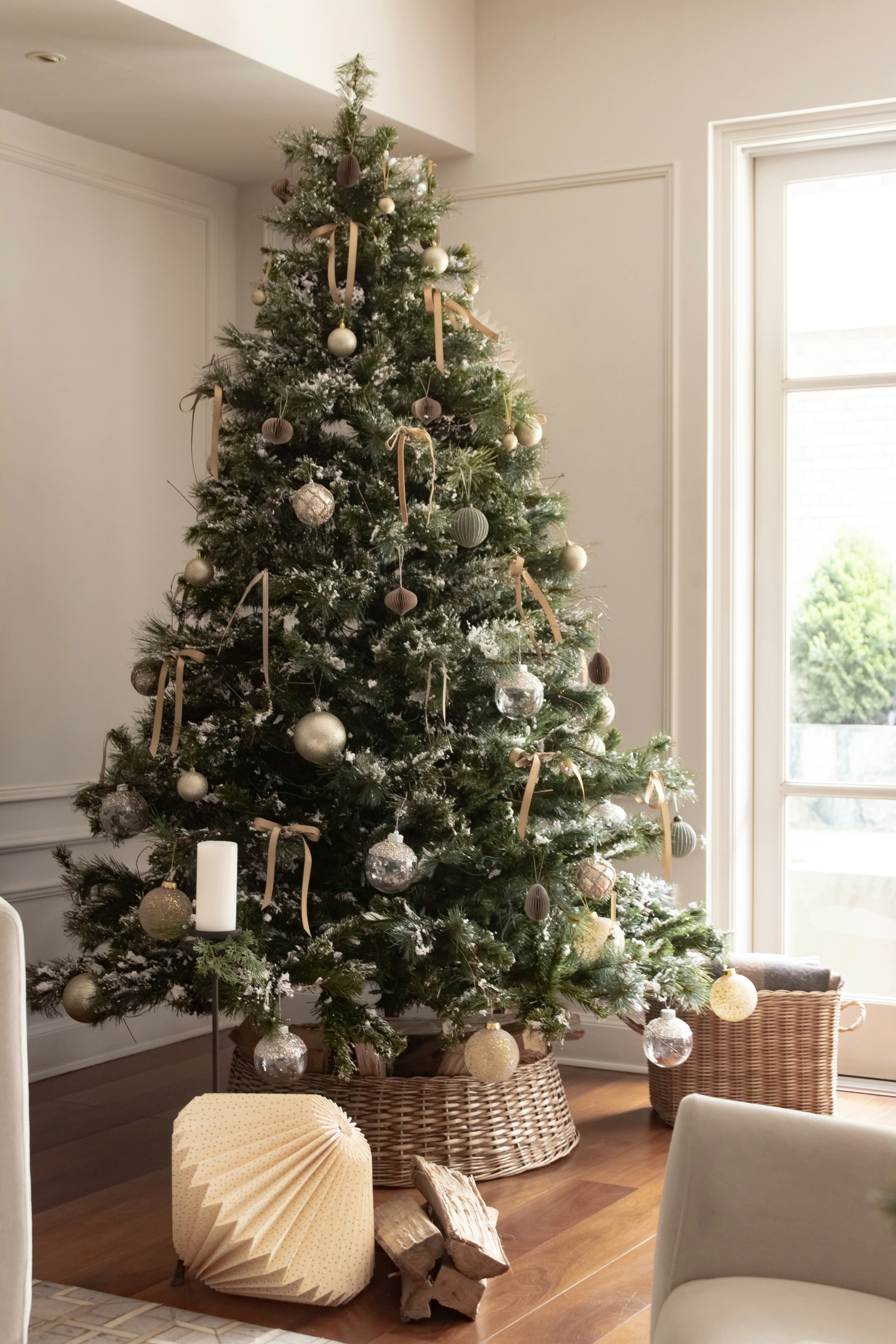a decorated christmas tree in a living room