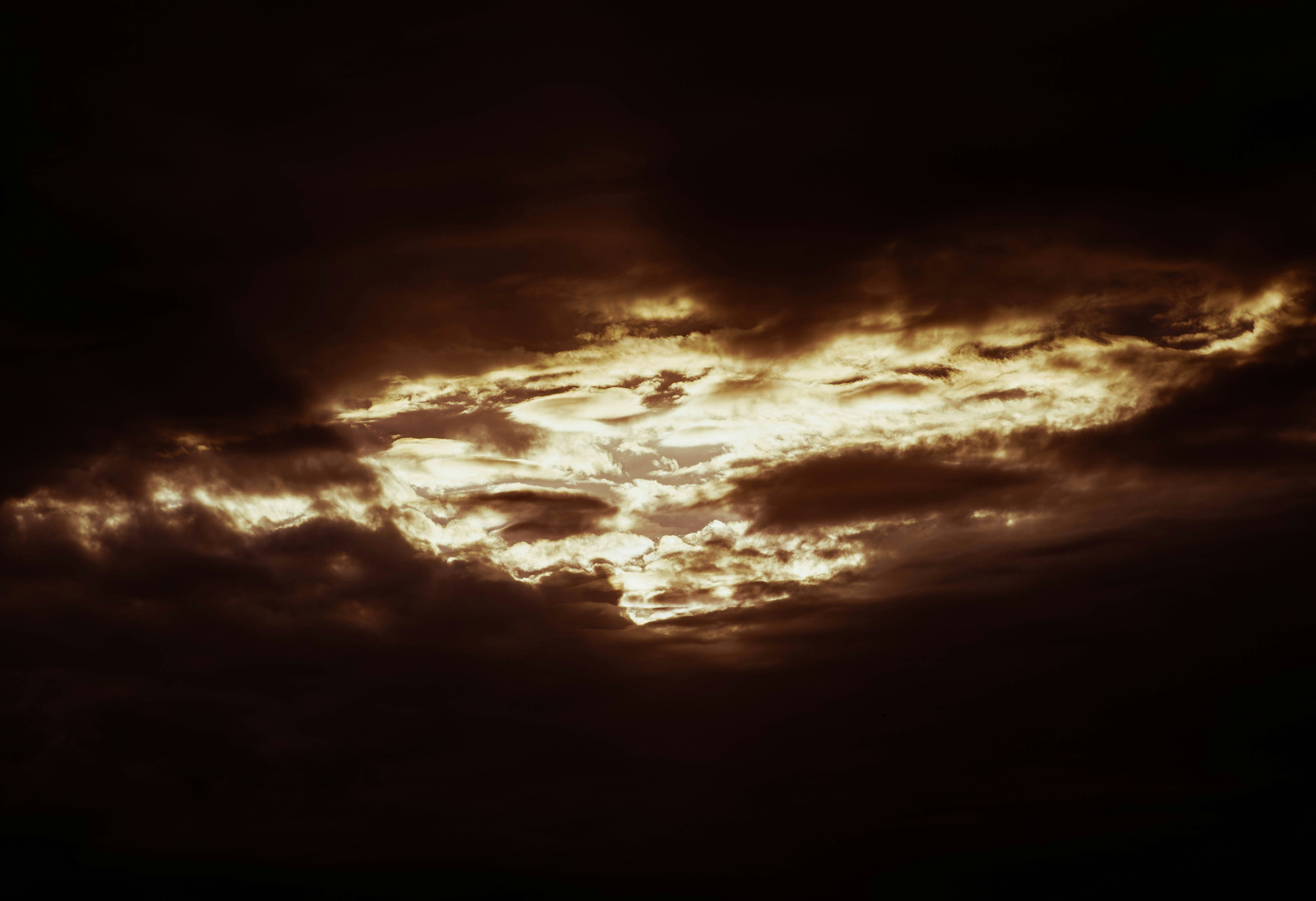 Le soleil brille à travers les nuages dans le ciel