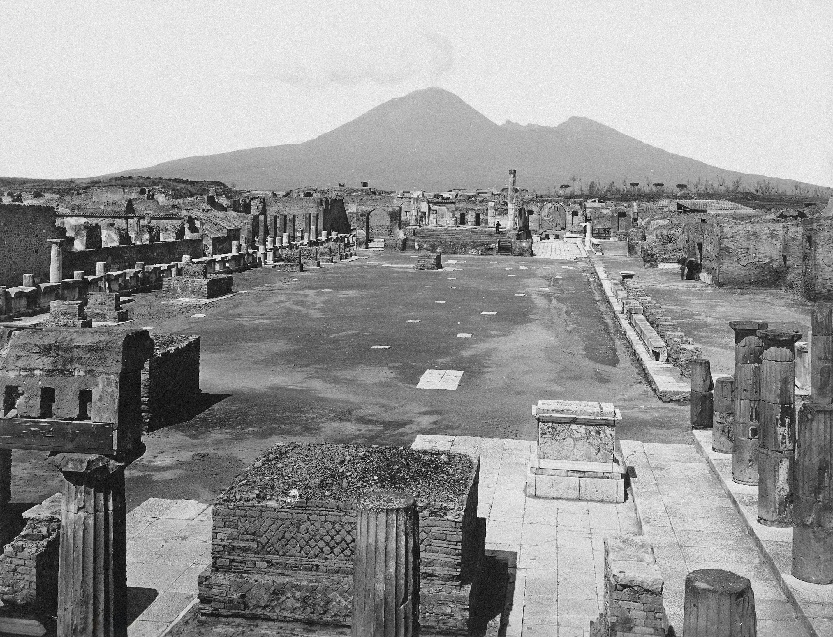 ポンペイの香炉に残った植物と樹脂 (レベル B2) — Ancient ruins with mount vesuvius in background