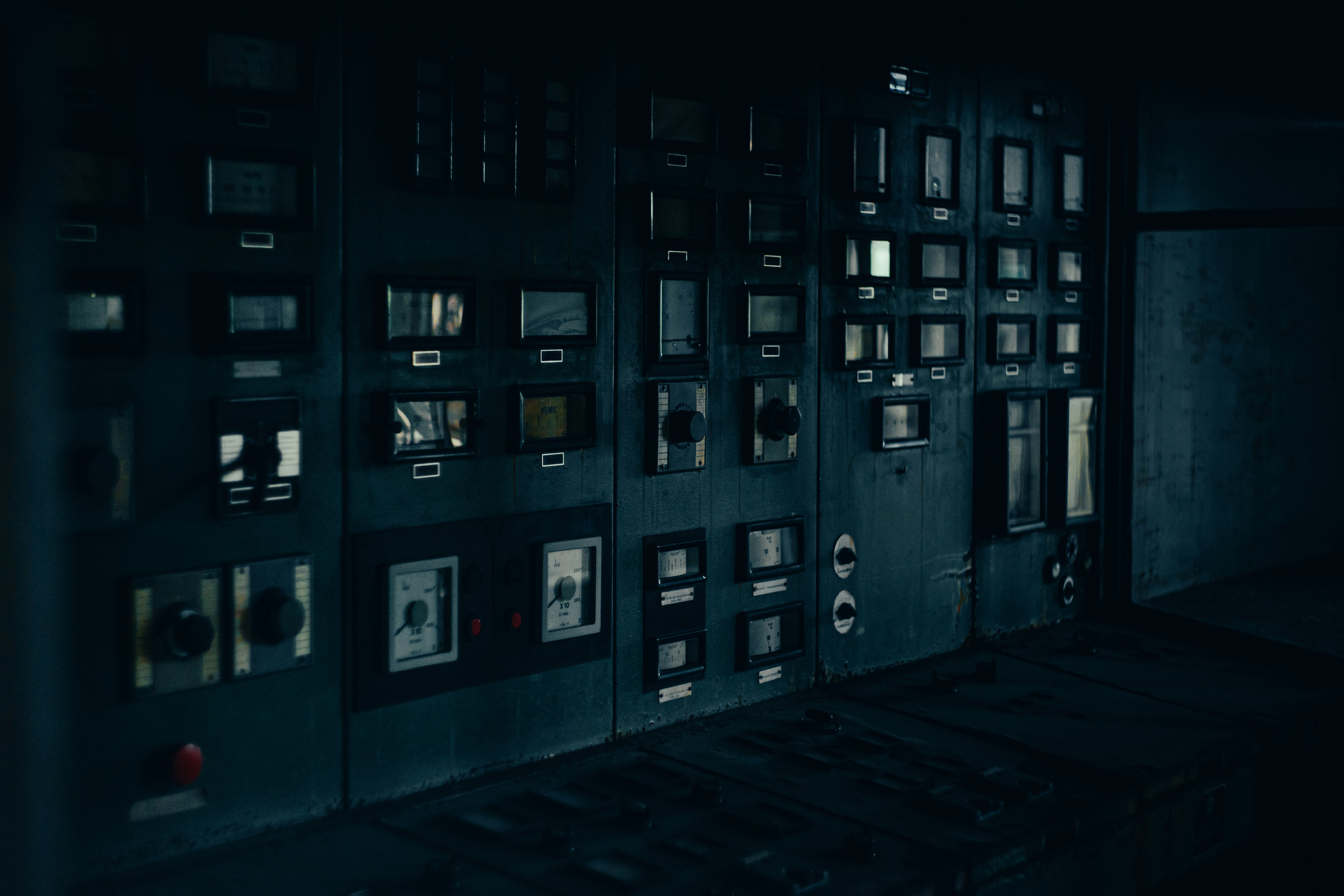 une pièce remplie de nombreuses fenêtres dans une pièce sombre