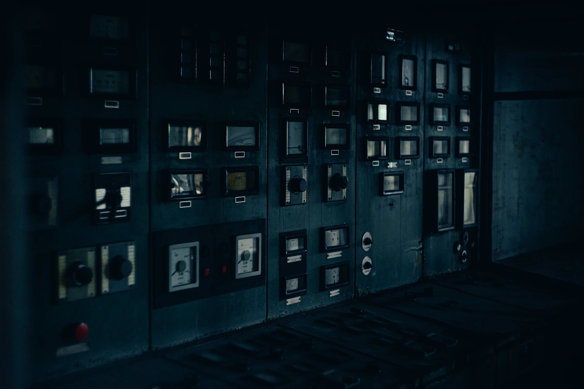 a room filled with lots of windows in a dark room