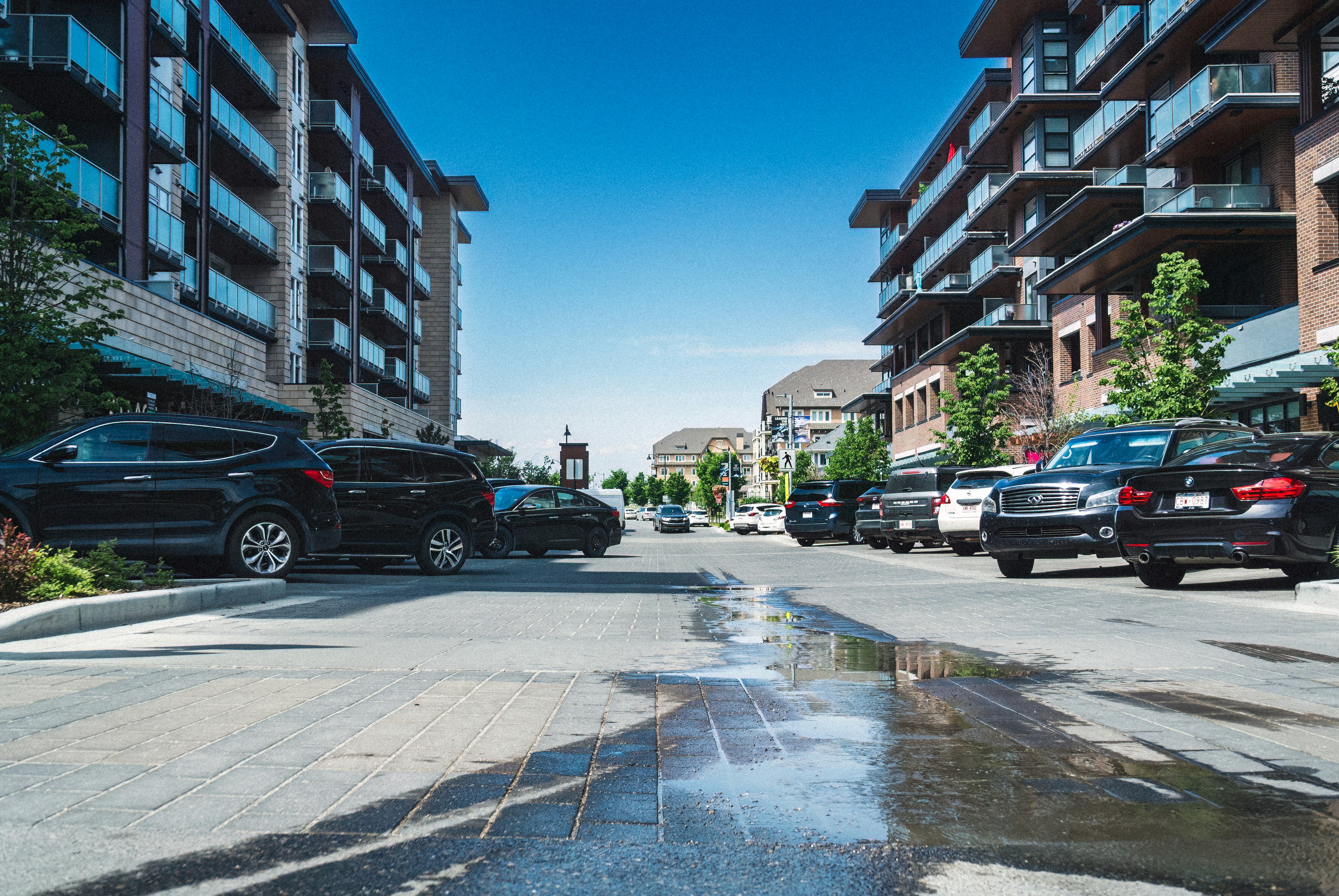 a city street filled with lots of parked cars