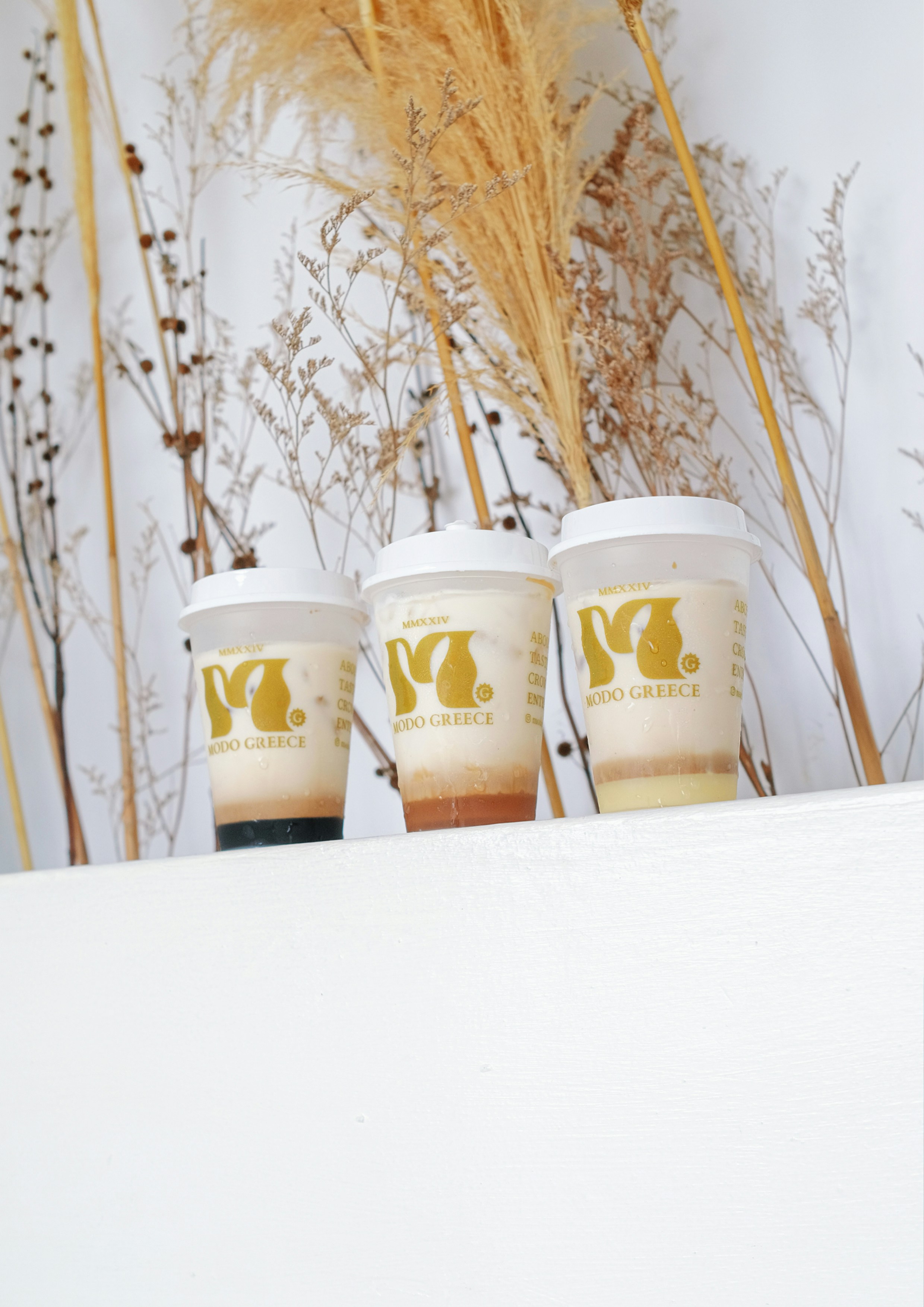 棚の上に置かれた3杯のコーヒー