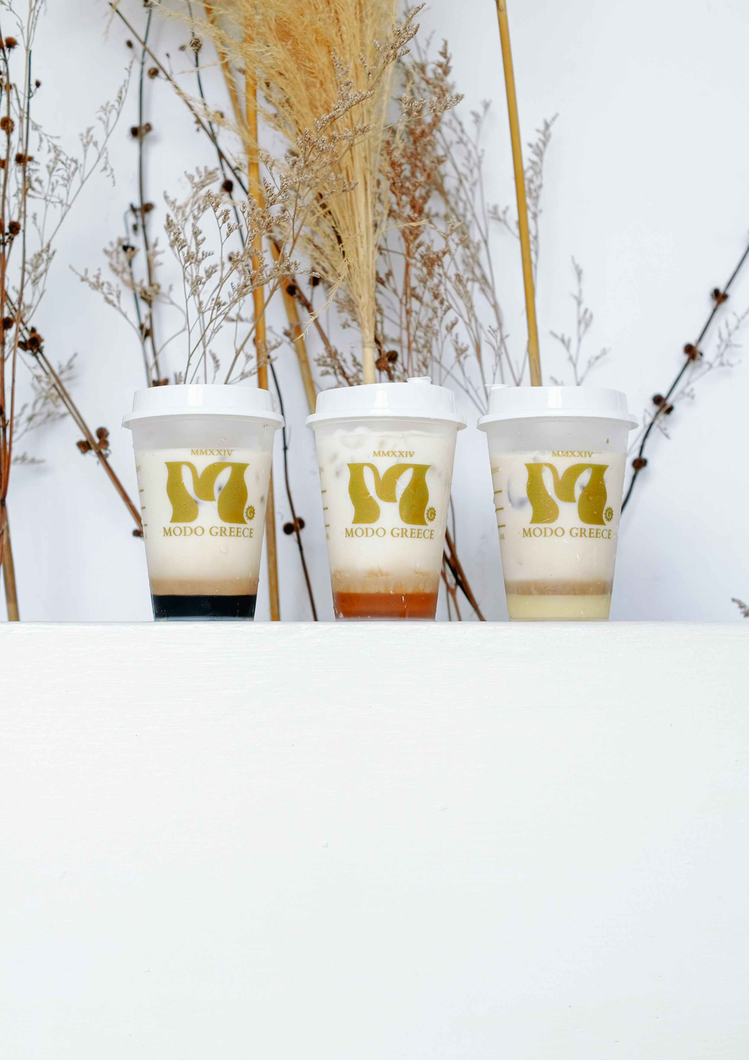 カウンターの上に置かれたコーヒーカップ3杯