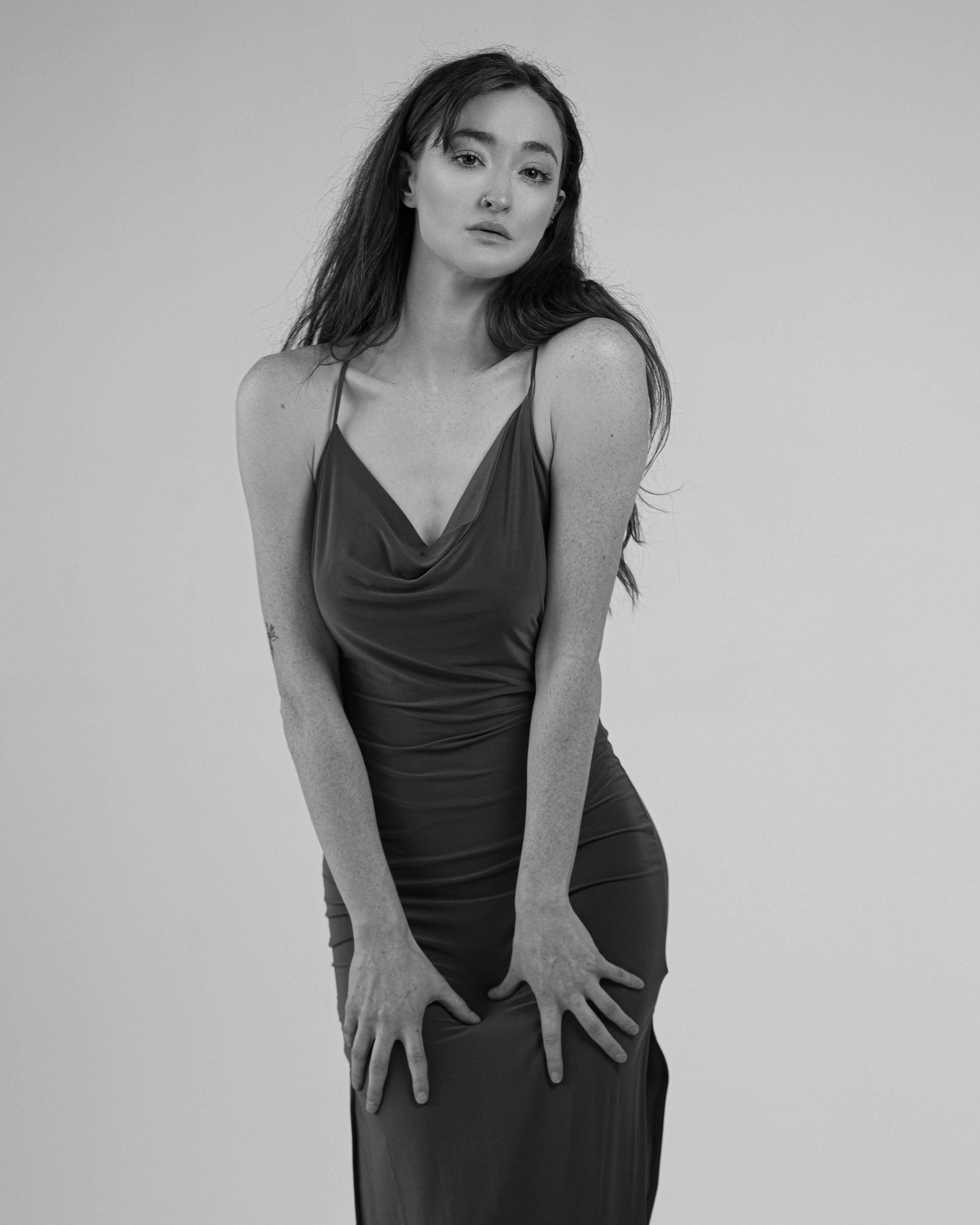 una donna in un vestito nero in posa per una foto