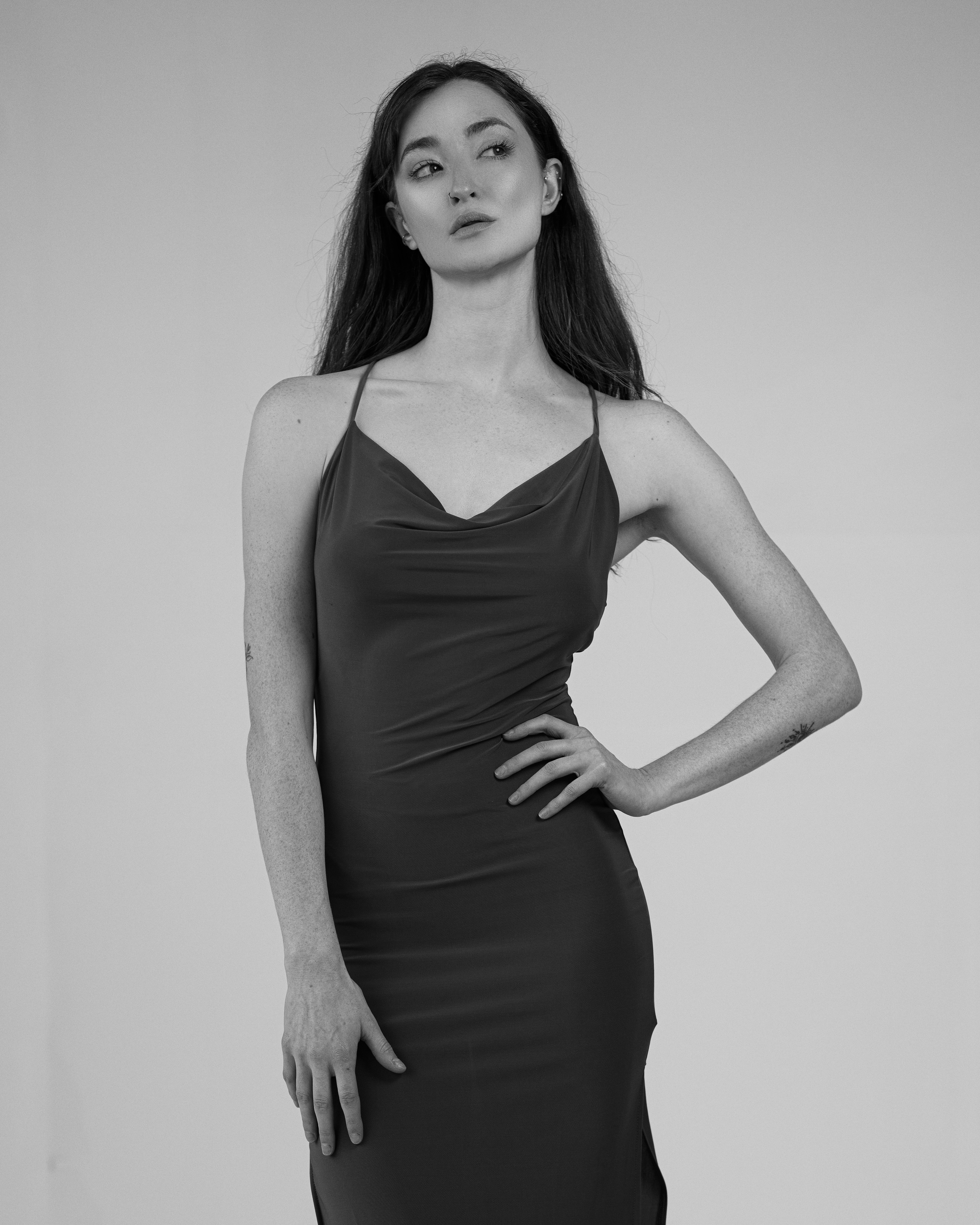 una donna in un vestito nero in posa per una foto