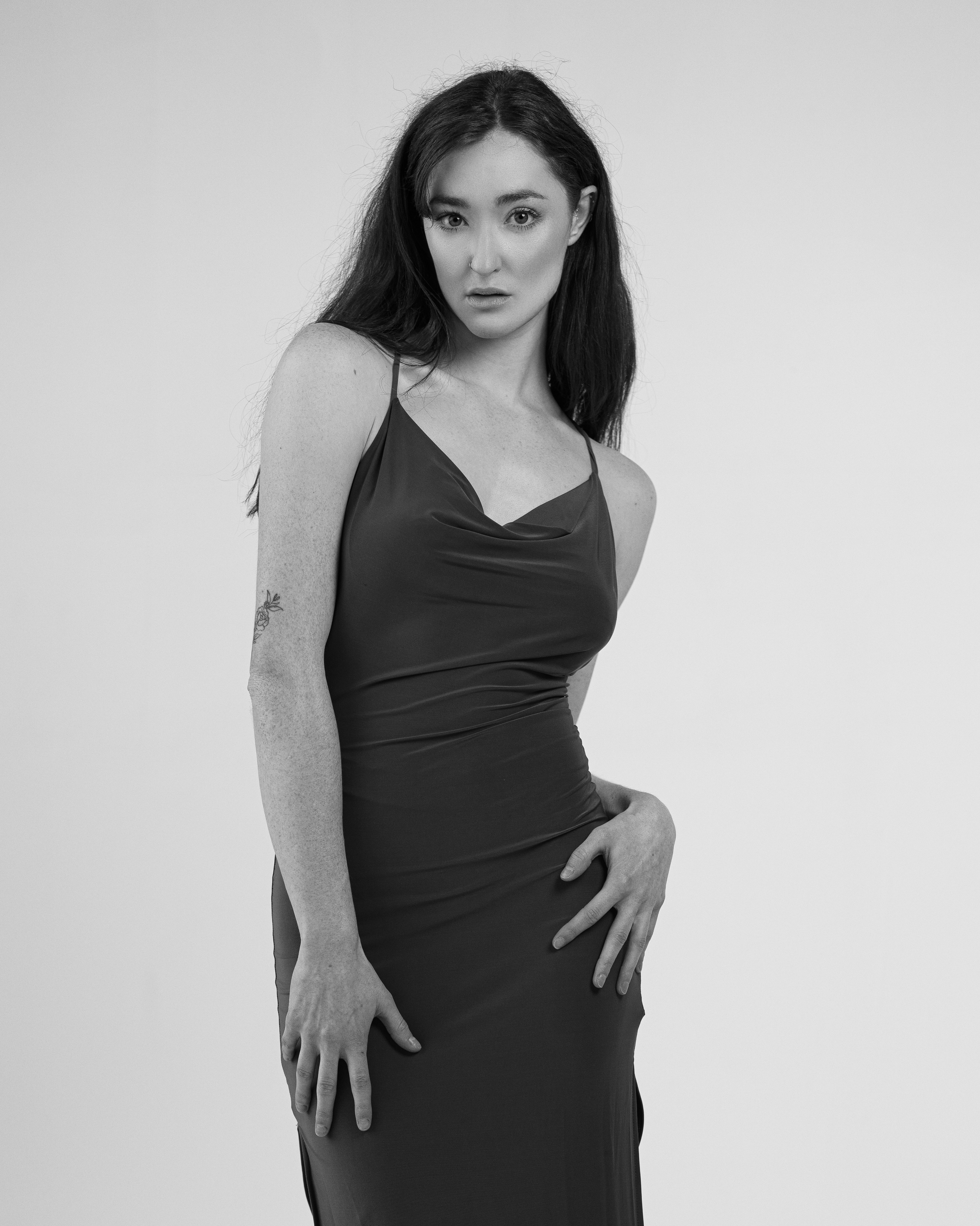 una donna in un vestito nero in posa per una foto