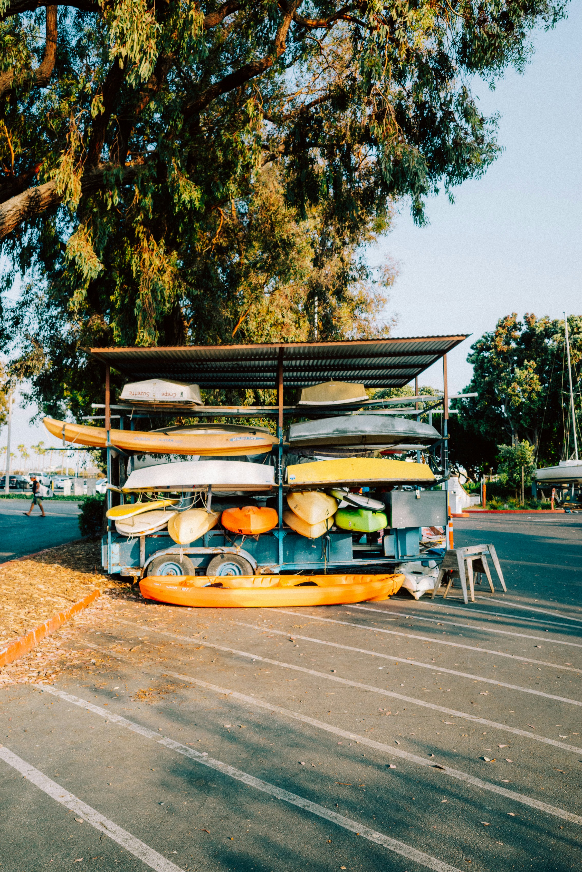 Un camión con tablas de surf apiladas encima