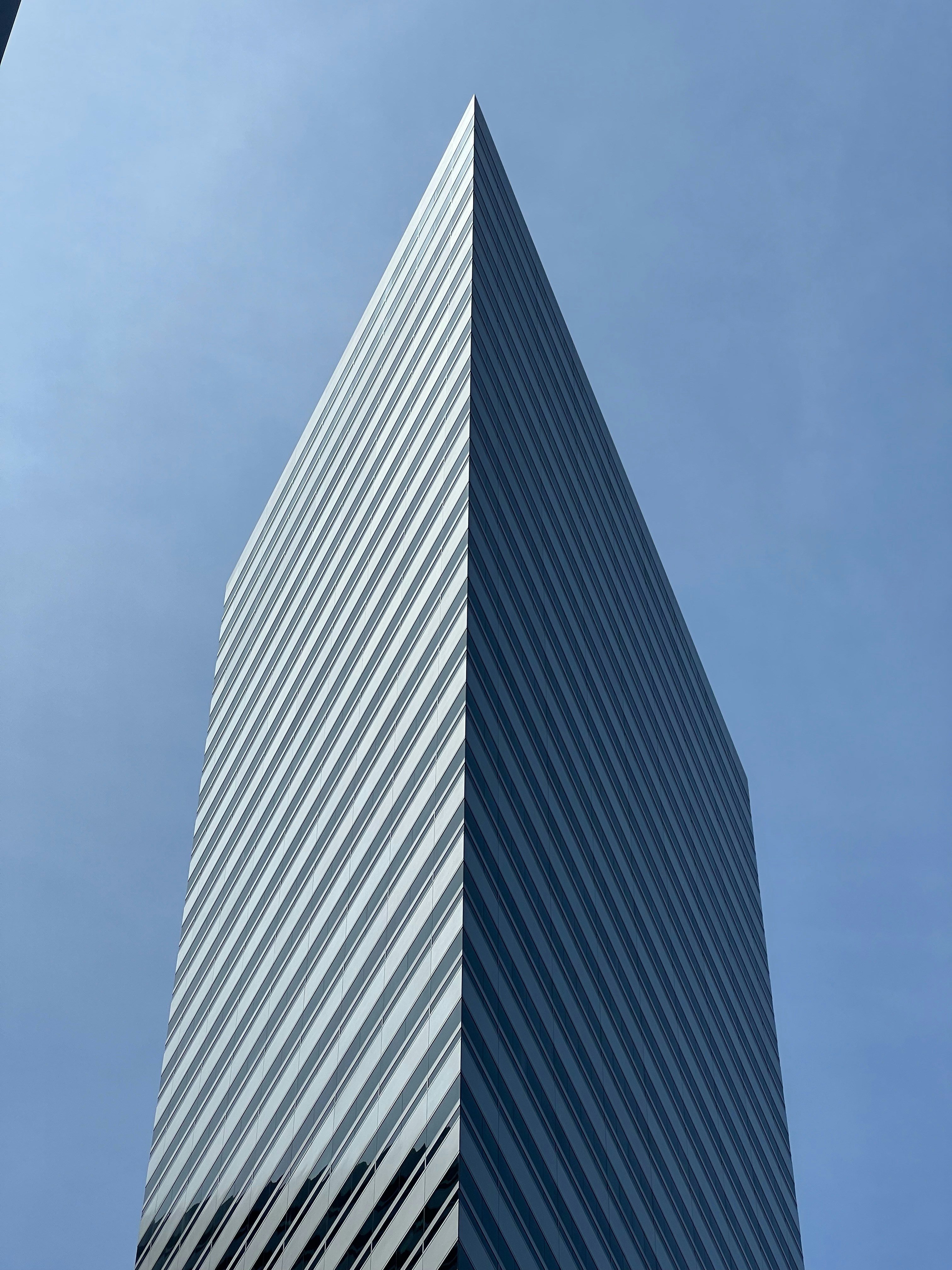 un très grand bâtiment avec un fond de ciel