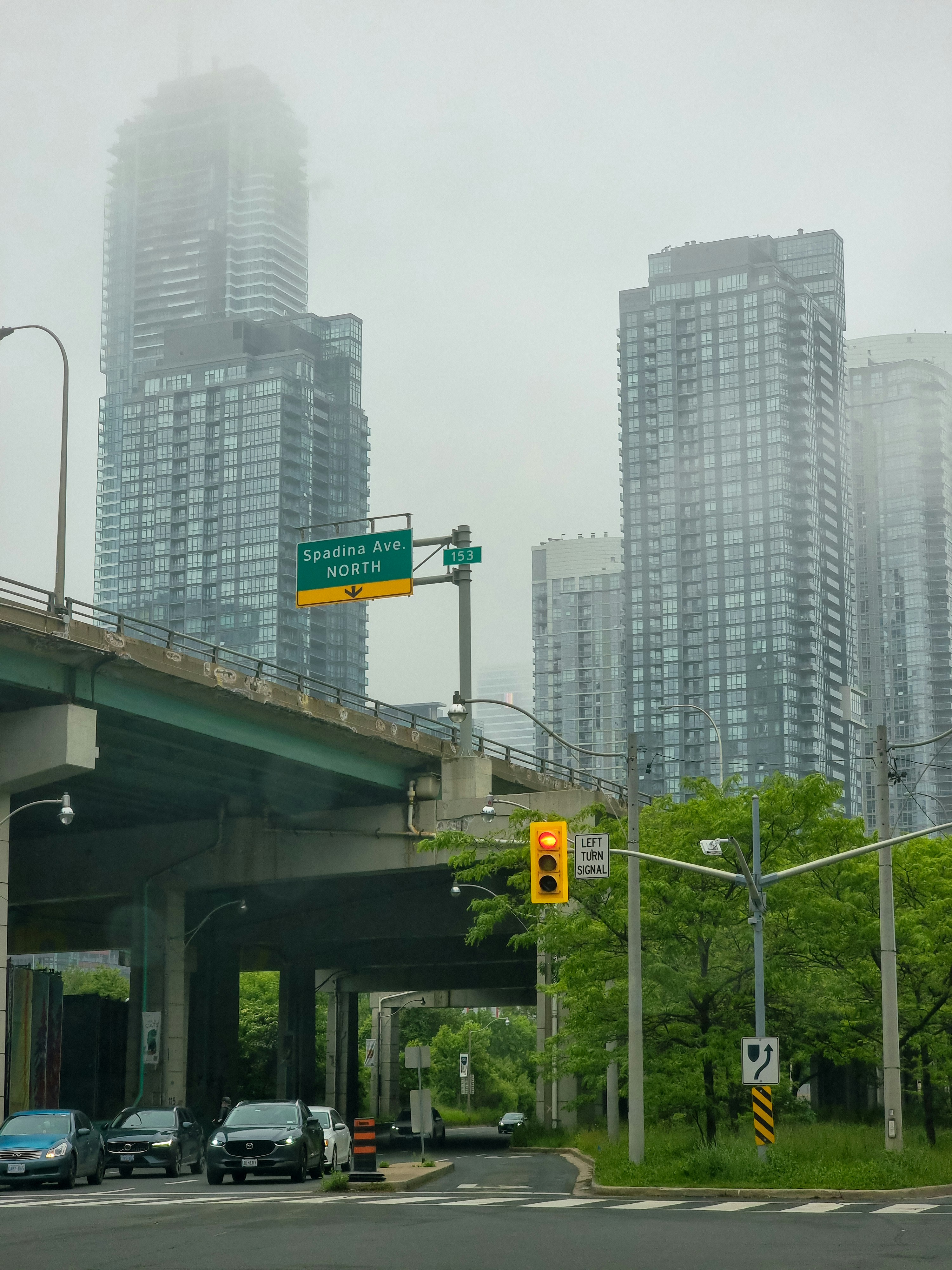 高層ビルを背景にした街の風景